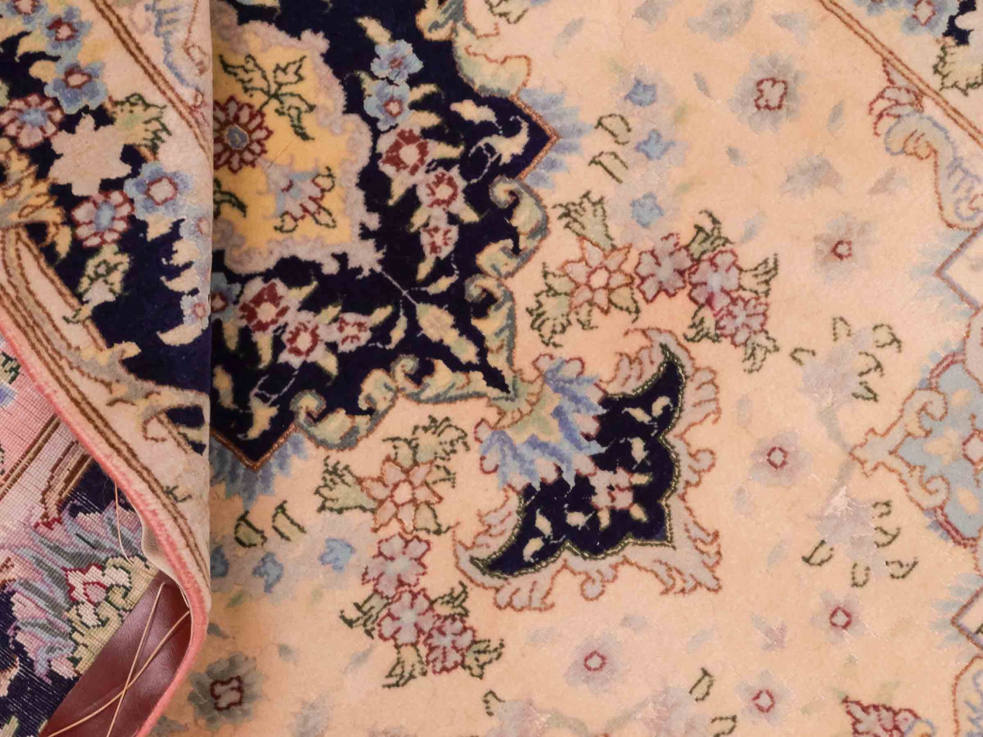 Handgeknüpfter Vintage Täbriz 40 Raj Perserteppich von Khademi aus Wolle mit Seide, lachs-navy. Persischer Orientteppich. Von Hand geknüpft in Iran. Größe: 120 cm x 76 cm. Teppichnummer: SB3-1027. Verkauf durch Jupiter Intl.