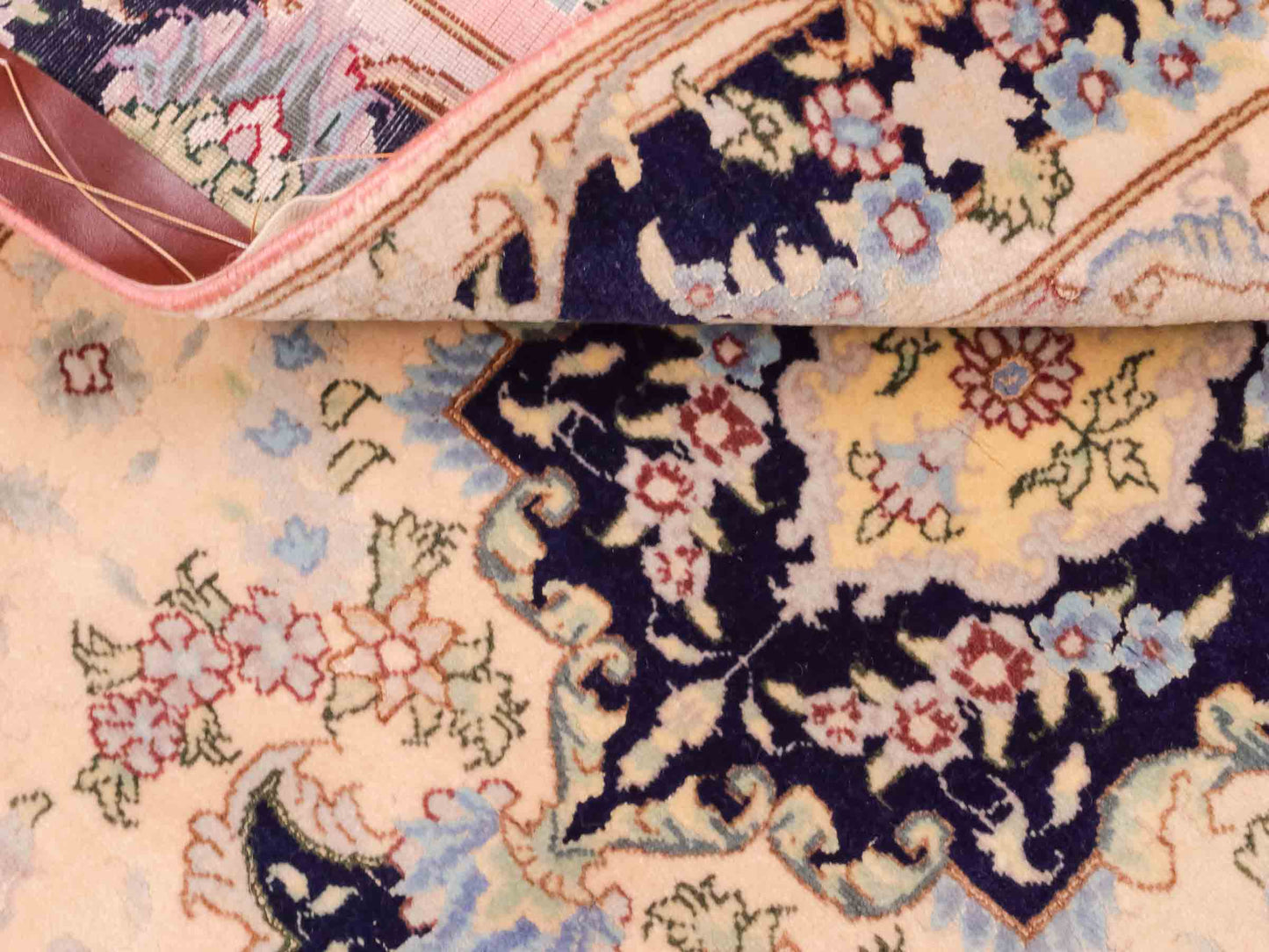 Handgeknüpfter Vintage Täbriz 40 Raj Perserteppich von Khademi aus Wolle mit Seide, lachs-navy. Persischer Orientteppich. Von Hand geknüpft in Iran. Größe: 120 cm x 76 cm. Teppichnummer: SB3-1027. Verkauf durch Jupiter Intl.