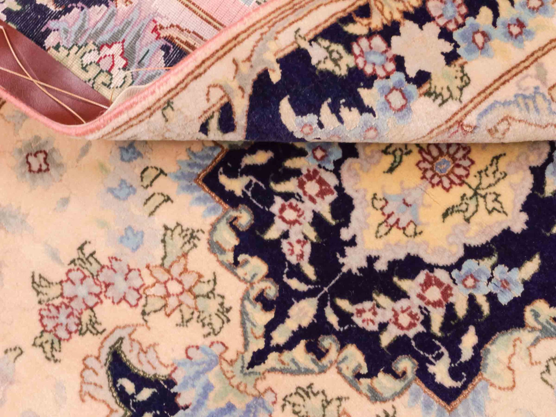 Handgeknüpfter Vintage Täbriz 40 Raj Perserteppich von Khademi aus Wolle mit Seide, lachs-navy. Persischer Orientteppich. Von Hand geknüpft in Iran. Größe: 120 cm x 76 cm. Teppichnummer: SB3-1027. Verkauf durch Jupiter Intl.