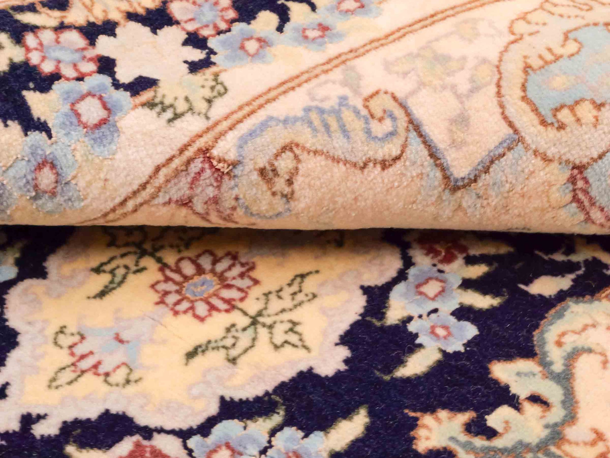 Handgeknüpfter Vintage Täbriz 40 Raj Perserteppich von Khademi aus Wolle mit Seide, lachs-navy. Persischer Orientteppich. Von Hand geknüpft in Iran. Größe: 120 cm x 76 cm. Teppichnummer: SB3-1027. Verkauf durch Jupiter Intl.