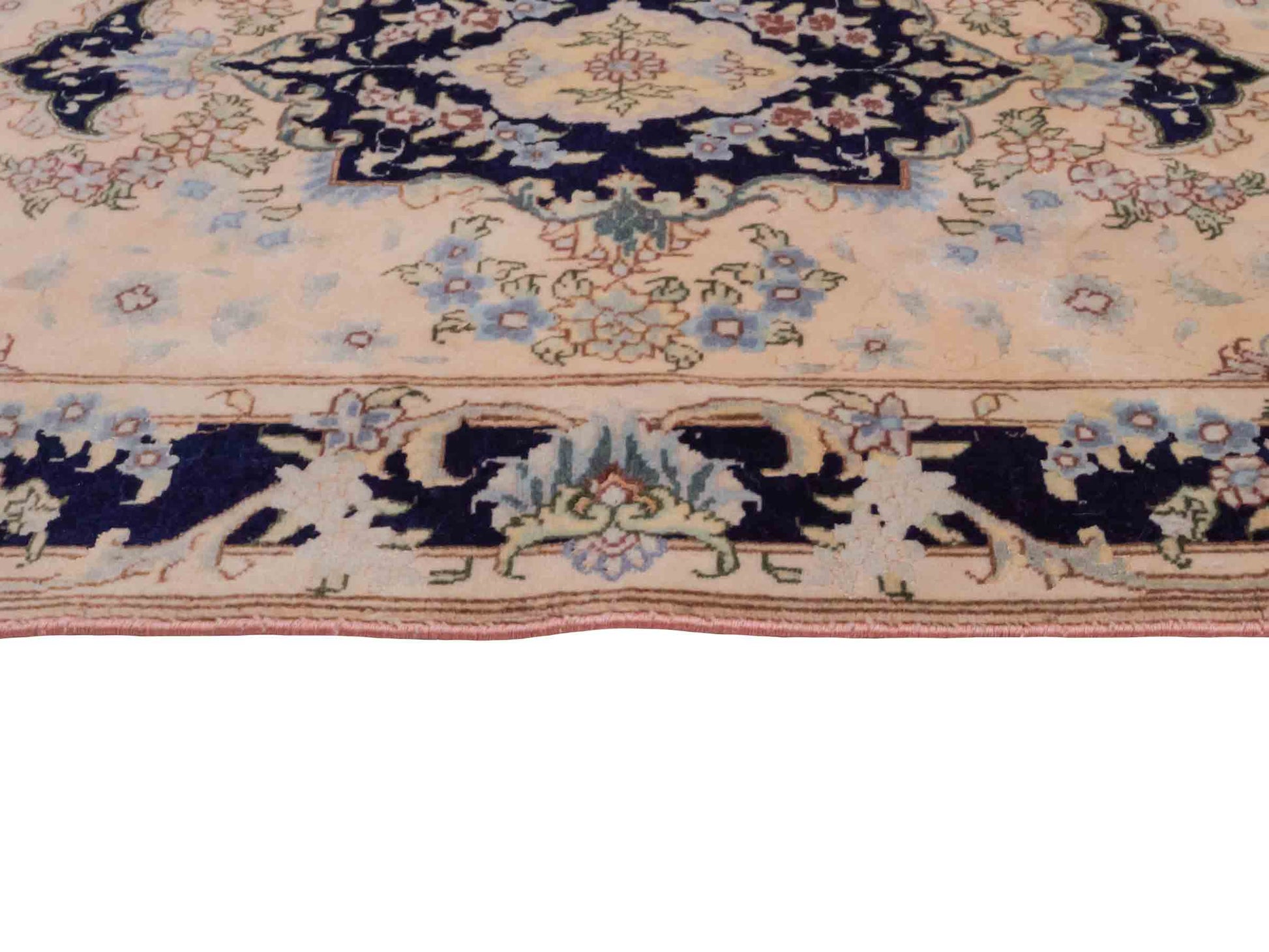 Handgeknüpfter Vintage Täbriz 40 Raj Perserteppich von Khademi aus Wolle mit Seide, lachs-navy. Persischer Orientteppich. Von Hand geknüpft in Iran. Größe: 120 cm x 76 cm. Teppichnummer: SB3-1027. Verkauf durch Jupiter Intl.
