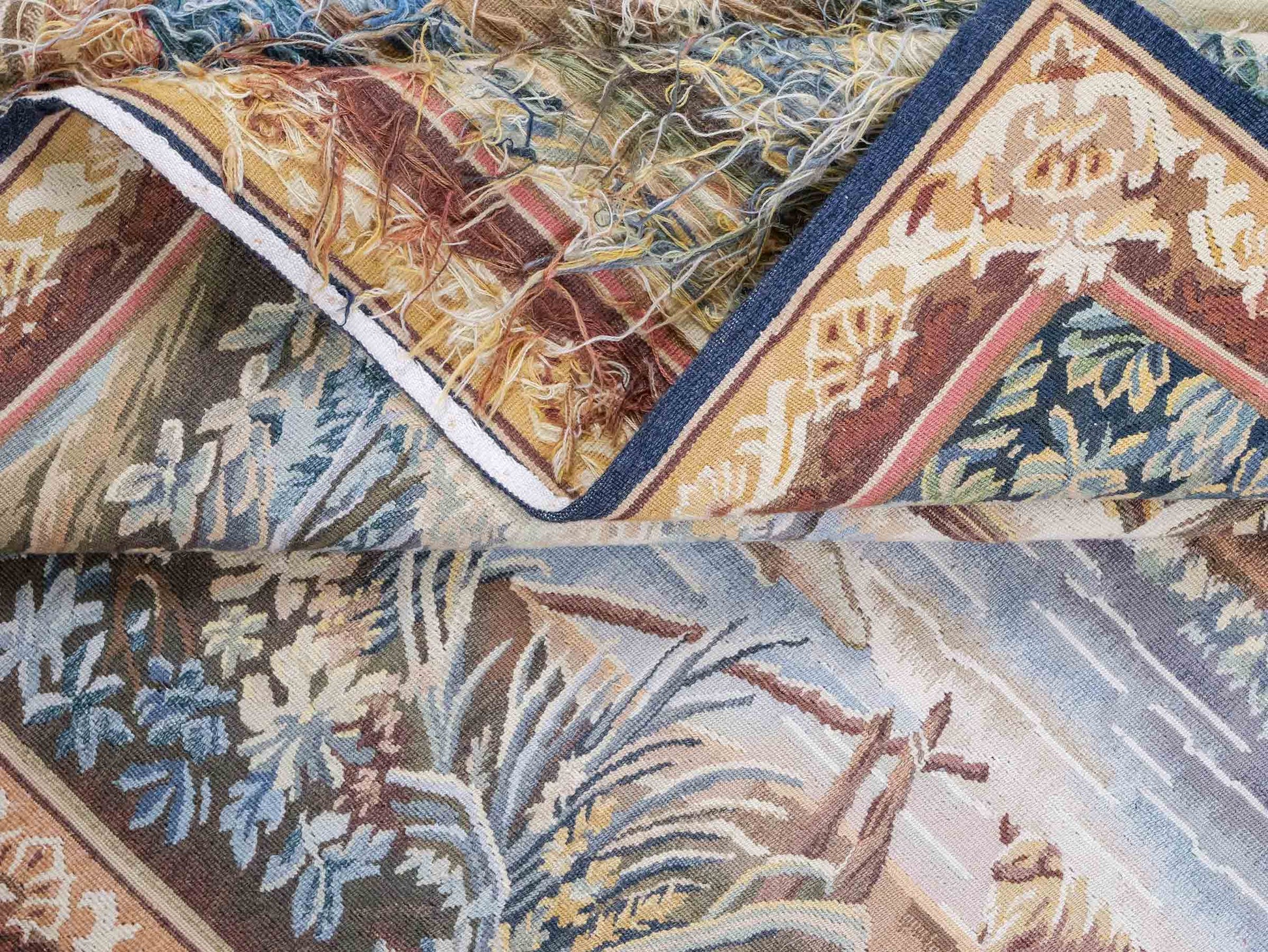 Handgefertigter, chinesischer Gobelin Wandteppich von Khademi aus Wolle, multicolor. 142x113 cm. Verkauf durch Jupiter Intl.
