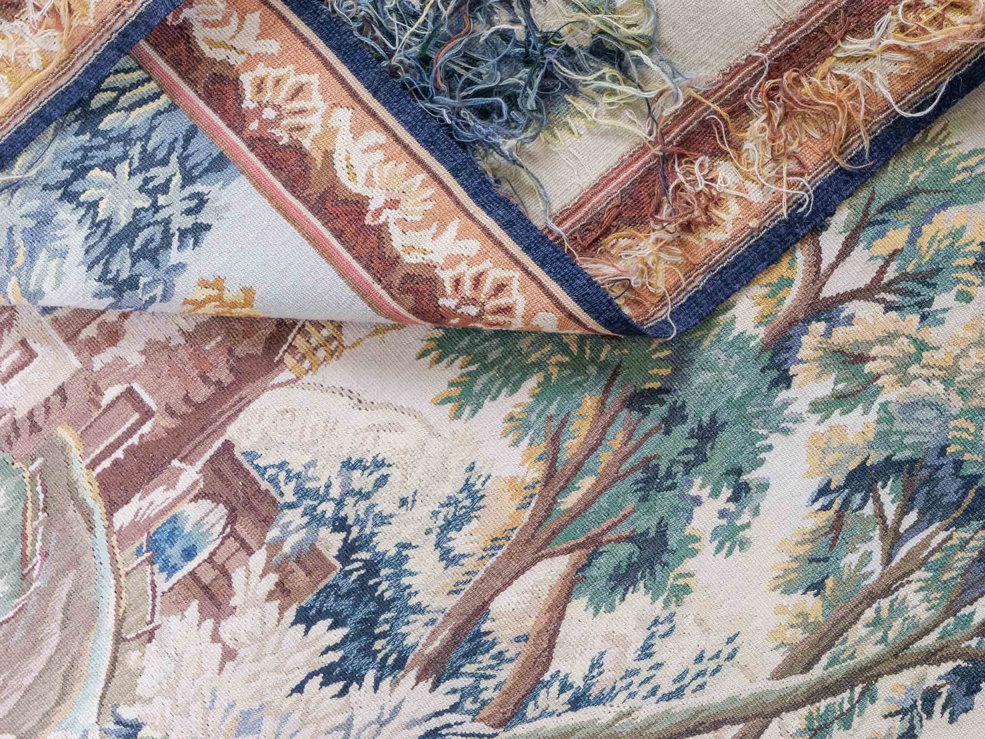 Handgefertigter, chinesischer Gobelin Wandteppich von Khademi aus Wolle, multicolor. 142x113 cm. Verkauf durch Jupiter Intl.