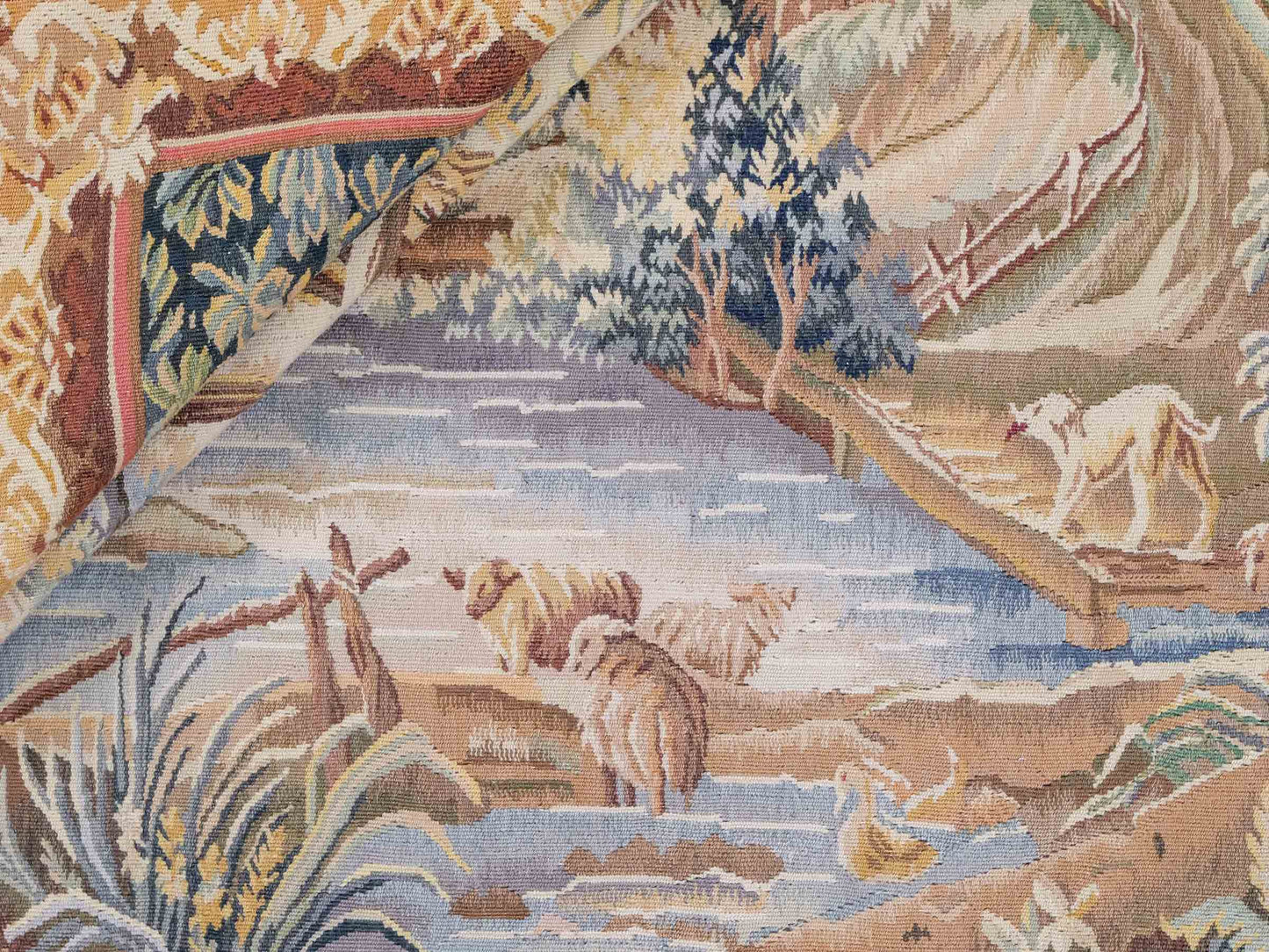 Handgefertigter, chinesischer Gobelin Wandteppich von Khademi aus Wolle, multicolor. 142x113 cm. Verkauf durch Jupiter Intl.