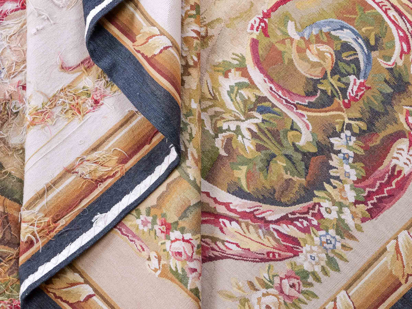 Handgefertigter, chinesischer Gobelin Wandteppich aus Wolle, multicolor. 239x190 cm. Verkauf durch Jupiter Intl.