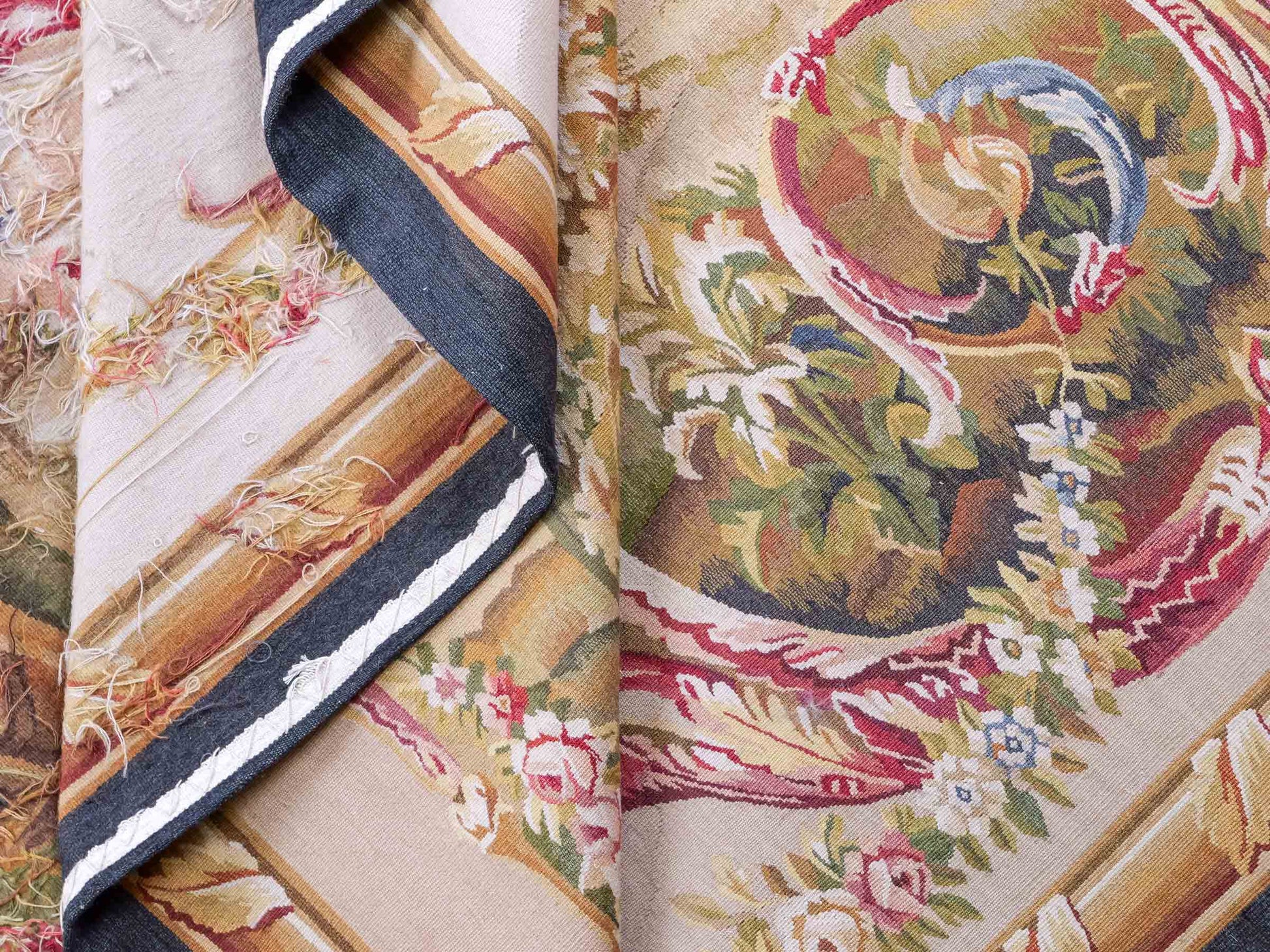 Handgefertigter, chinesischer Gobelin Wandteppich aus Wolle, multicolor. 239x190 cm. Verkauf durch Jupiter Intl.