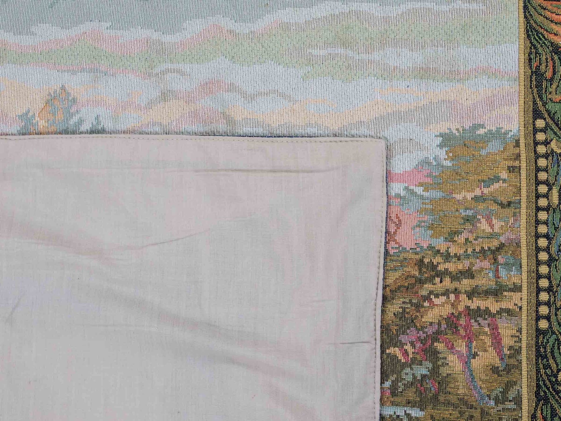 Handgefertigter, chinesischer Gobelin Wandteppich von Khademi aus Wolle, multicolor. 91x77 cm. Verkauf durch Jupiter Intl.