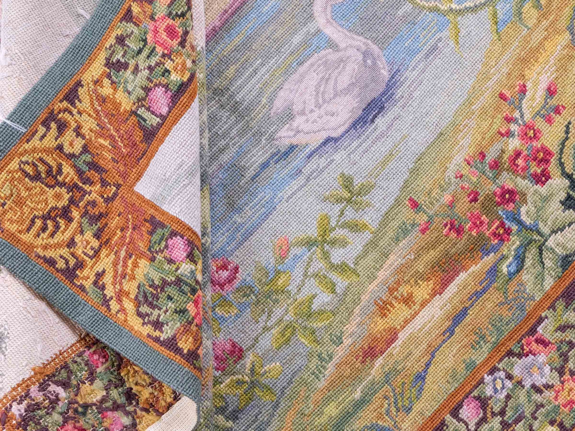 Handgefertigter, chinesischer Gobelin Wandteppich von Khademi aus Wolle, multicolor. 145x113 cm. Verkauf durch Jupiter Intl.