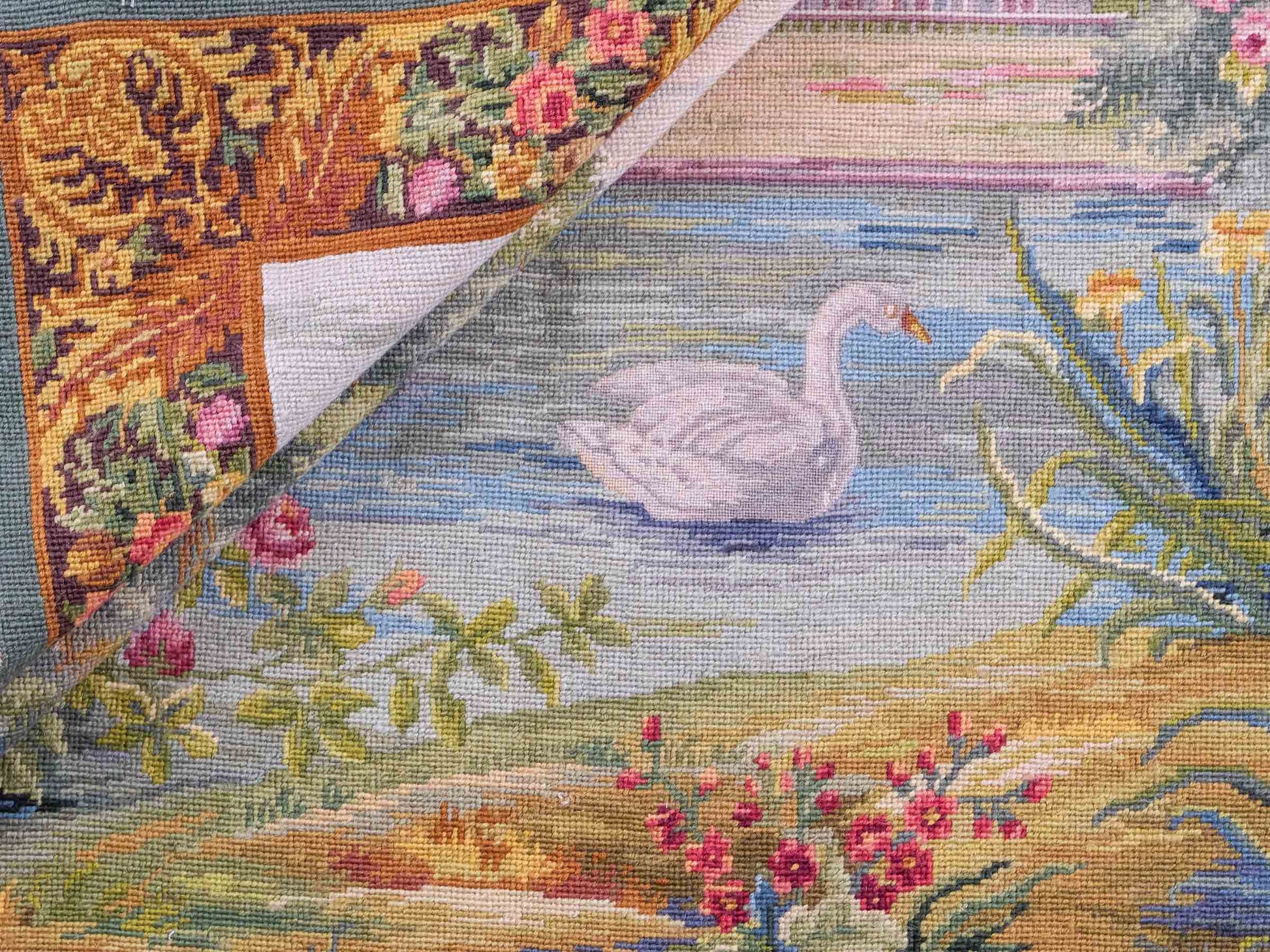 Handgefertigter, chinesischer Gobelin Wandteppich von Khademi aus Wolle, multicolor. 145x113 cm. Verkauf durch Jupiter Intl.