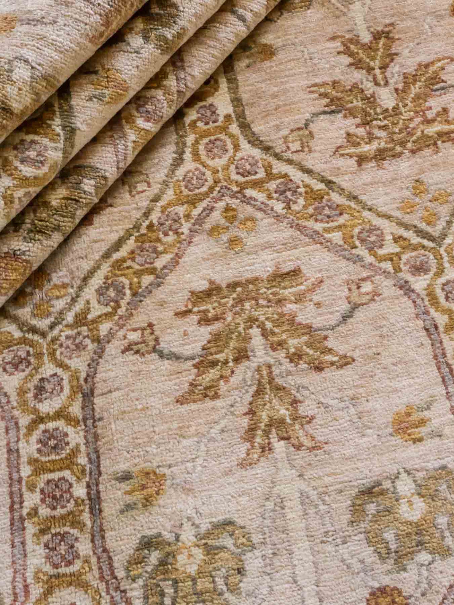 Handgeknüpfter Ziegler Chobi Orientteppich von Khademi aus Wolle, beige, gold, creme. Klassisches Allover-Design. Traditionell von Hand geknüpft in Afghanistan. Größe: 381 cm x 274 cm. Teppichnummer: RB3-1019. Verkauf durch Jupiter Intl.