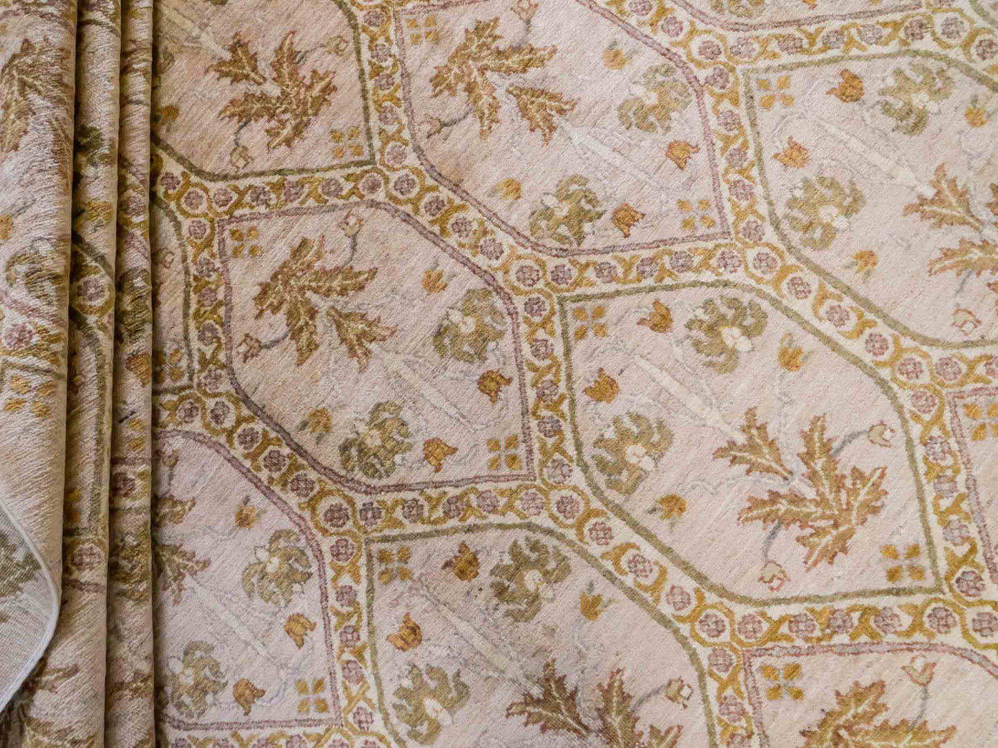 Handgeknüpfter Ziegler Chobi Orientteppich von Khademi aus Wolle, beige, gold, creme. Klassisches Allover-Design. Traditionell von Hand geknüpft in Afghanistan. Größe: 381 cm x 274 cm. Teppichnummer: RB3-1019. Verkauf durch Jupiter Intl.