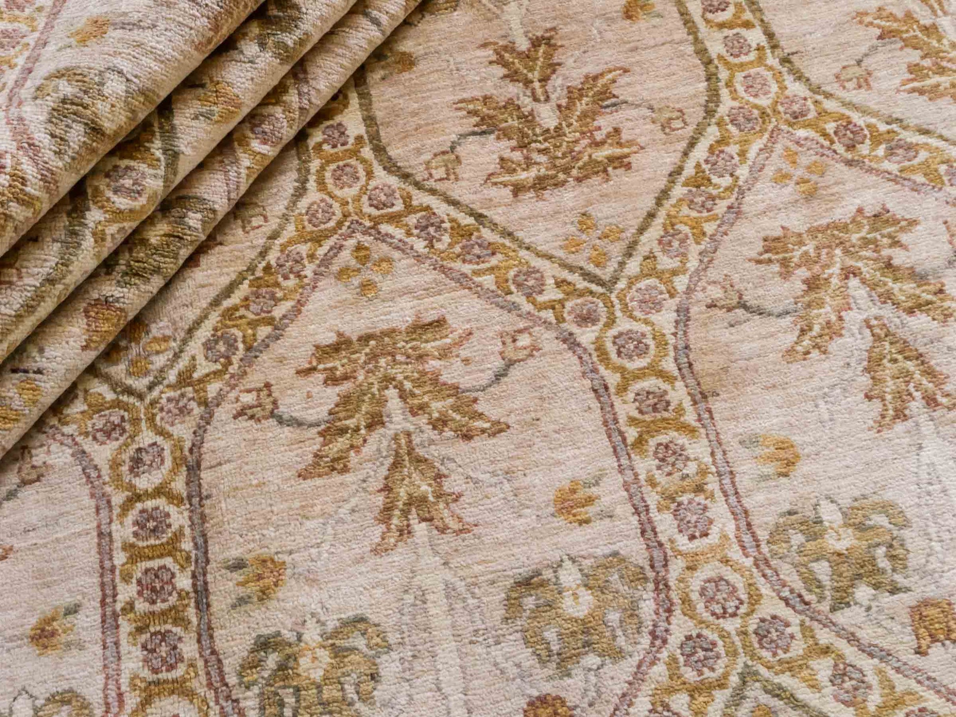 Handgeknüpfter Ziegler Chobi Orientteppich von Khademi aus Wolle, beige, gold, creme. Klassisches Allover-Design. Traditionell von Hand geknüpft in Afghanistan. Größe: 381 cm x 274 cm. Teppichnummer: RB3-1019. Verkauf durch Jupiter Intl.