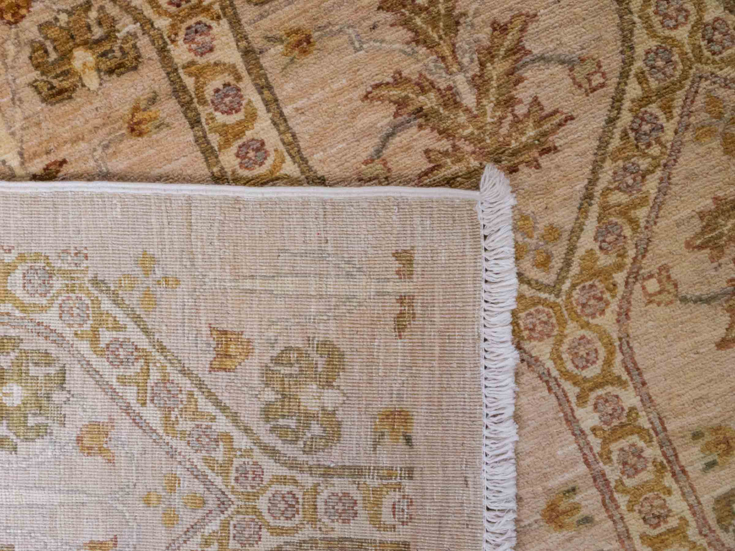 Handgeknüpfter Ziegler Chobi Orientteppich von Khademi aus Wolle, beige, gold, creme. Klassisches Allover-Design. Traditionell von Hand geknüpft in Afghanistan. Größe: 381 cm x 274 cm. Teppichnummer: RB3-1019. Verkauf durch Jupiter Intl.