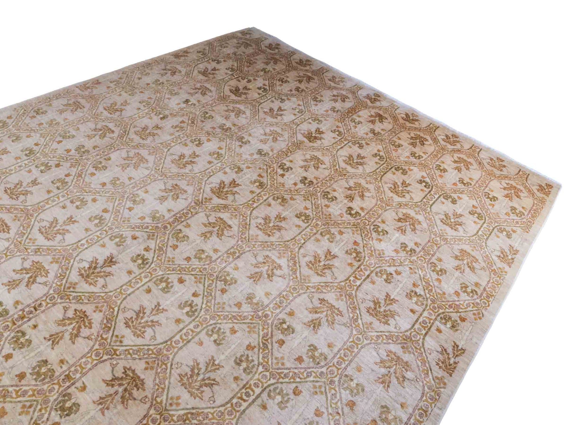 Handgeknüpfter Ziegler Chobi Orientteppich von Khademi aus Wolle, beige, gold, creme. Klassisches Allover-Design. Traditionell von Hand geknüpft in Afghanistan. Größe: 381 cm x 274 cm. Teppichnummer: RB3-1019. Verkauf durch Jupiter Intl.