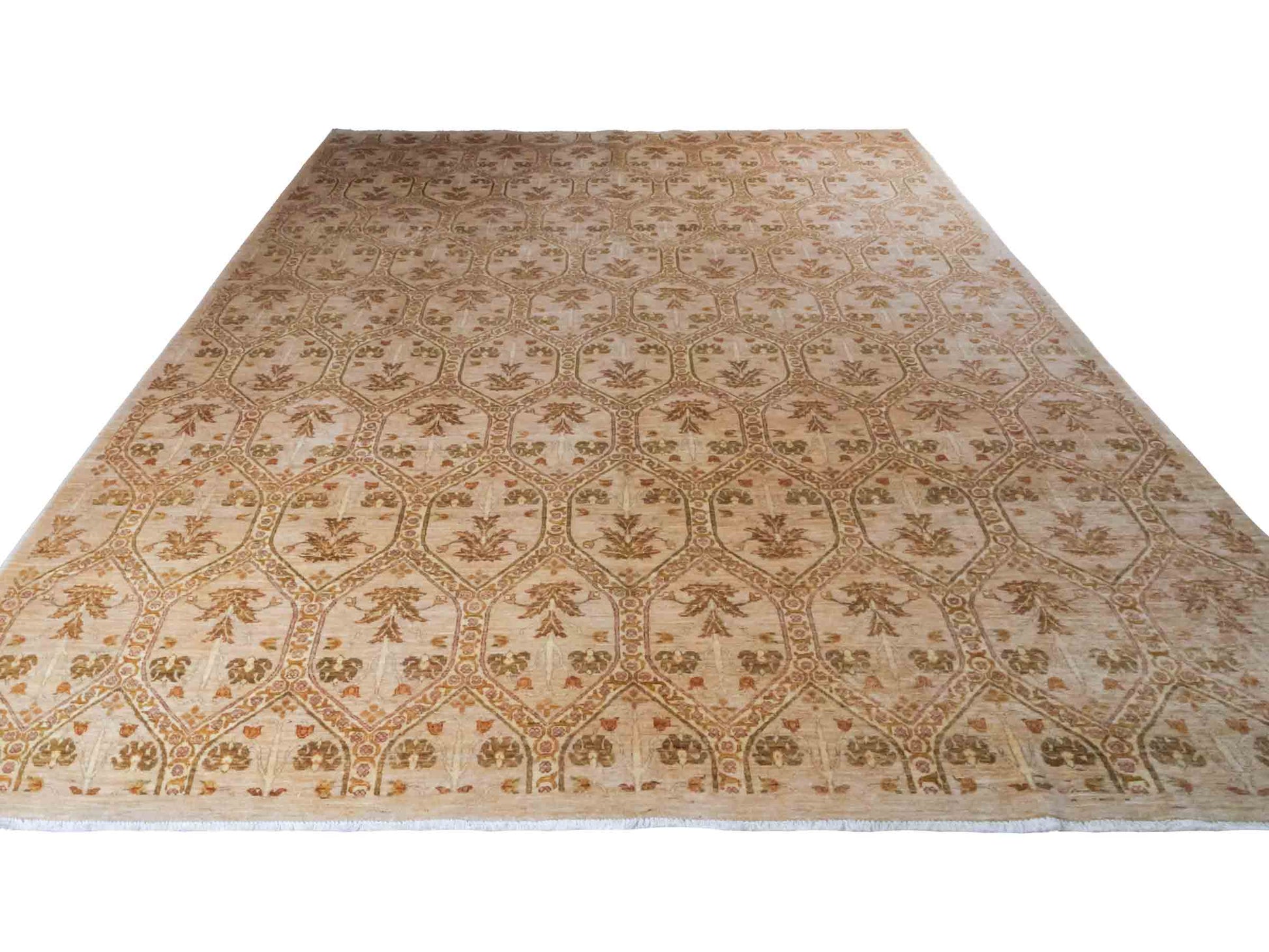Handgeknüpfter Ziegler Chobi Orientteppich von Khademi aus Wolle, beige, gold, creme. Klassisches Allover-Design. Traditionell von Hand geknüpft in Afghanistan. Größe: 381 cm x 274 cm. Teppichnummer: RB3-1019. Verkauf durch Jupiter Intl.