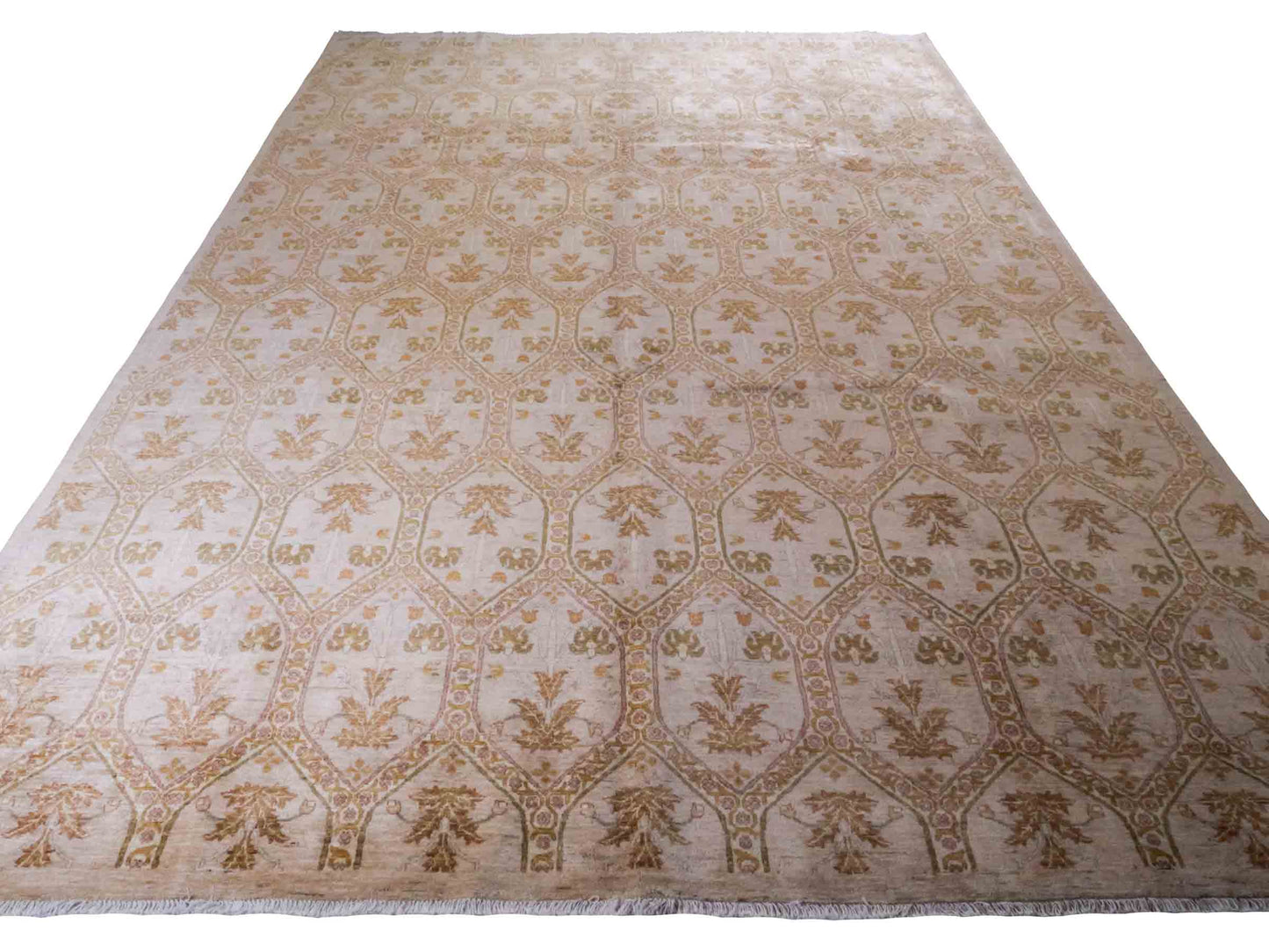 Handgeknüpfter Ziegler Chobi Orientteppich von Khademi aus Wolle, beige, gold, creme. Klassisches Allover-Design. Traditionell von Hand geknüpft in Afghanistan. Größe: 381 cm x 274 cm. Teppichnummer: RB3-1019. Verkauf durch Jupiter Intl.