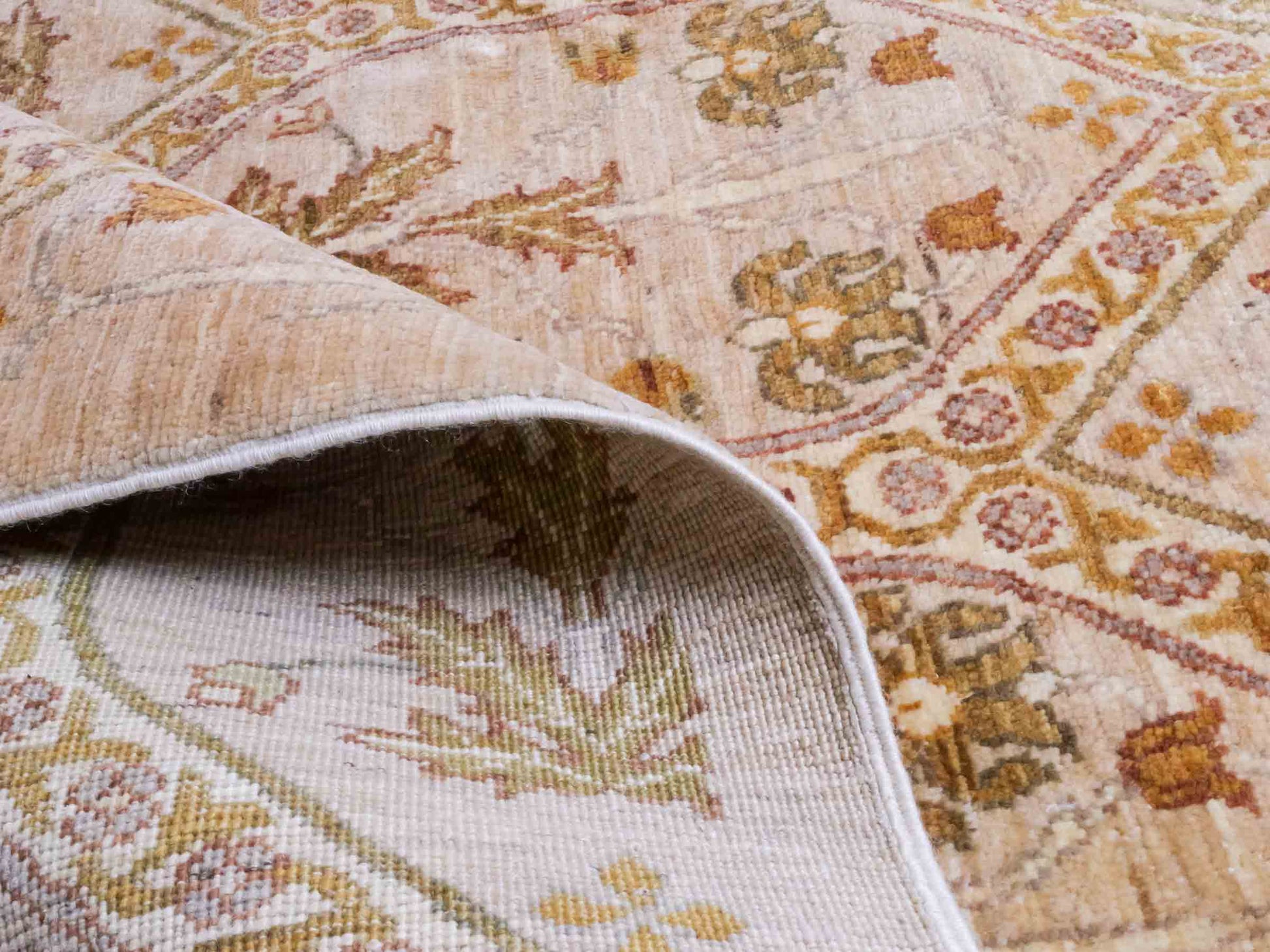 Handgeknüpfter Ziegler Chobi Orientteppich von Khademi aus Wolle, beige, gold, creme. Klassisches Allover-Design. Traditionell von Hand geknüpft in Afghanistan. Größe: 381 cm x 274 cm. Teppichnummer: RB3-1019. Verkauf durch Jupiter Intl.