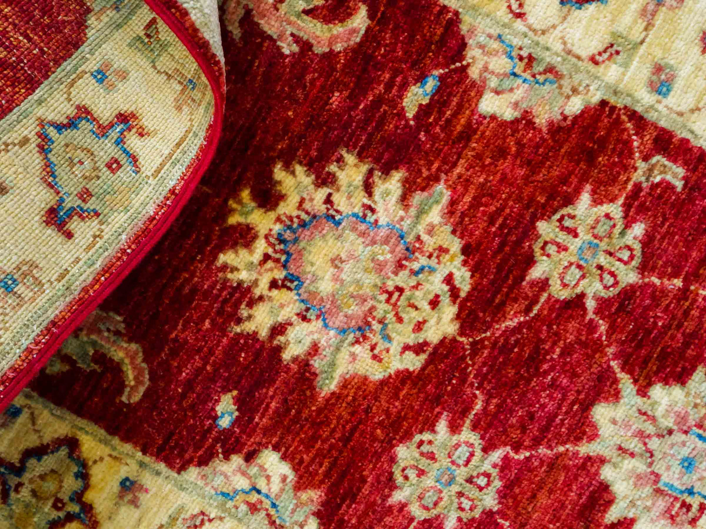 Handgeknüpfter Ziegler Farahan Läufer-Orientteppich von Khademi aus Wolle, rot, gold, beige. Klassisches Allover-Design. Traditionell von Hand geknüpft in Afghanistan. Größe: 153 cm x 55 cm. Teppichnummer: RB3-1047. Verkauf durch Jupiter Intl.