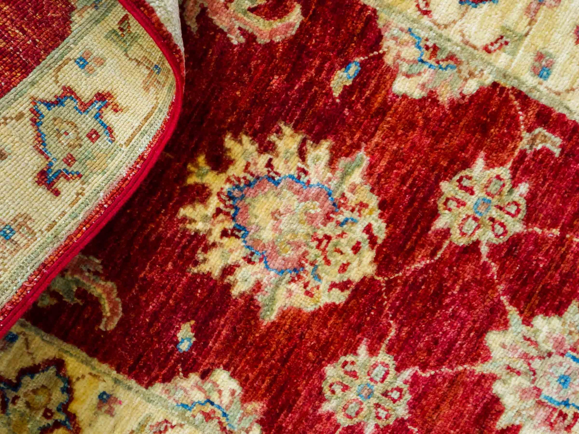 Handgeknüpfter Ziegler Farahan Läufer-Orientteppich von Khademi aus Wolle, rot, gold, beige. Klassisches Allover-Design. Traditionell von Hand geknüpft in Afghanistan. Größe: 153 cm x 55 cm. Teppichnummer: RB3-1047. Verkauf durch Jupiter Intl.