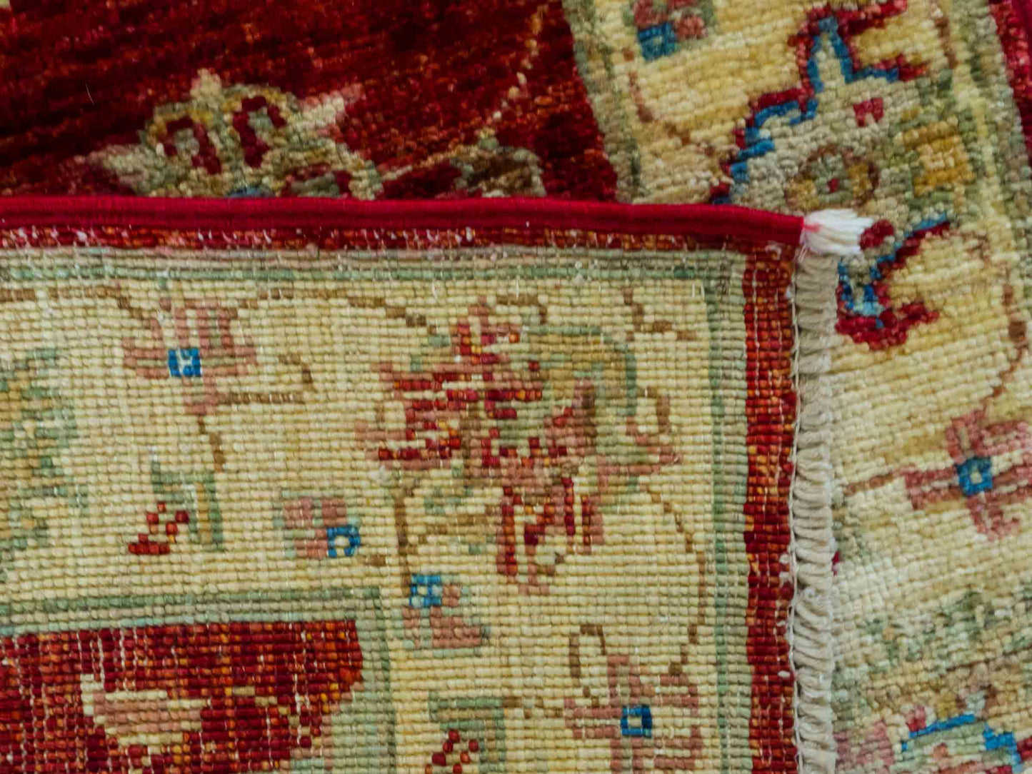 Handgeknüpfter Ziegler Farahan Läufer-Orientteppich von Khademi aus Wolle, rot, gold, beige. Klassisches Allover-Design. Traditionell von Hand geknüpft in Afghanistan. Größe: 153 cm x 55 cm. Teppichnummer: RB3-1047. Verkauf durch Jupiter Intl.