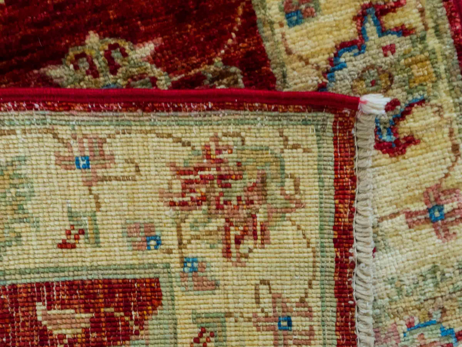 Handgeknüpfter Ziegler Farahan Läufer-Orientteppich von Khademi aus Wolle, rot, gold, beige. Klassisches Allover-Design. Traditionell von Hand geknüpft in Afghanistan. Größe: 153 cm x 55 cm. Teppichnummer: RB3-1047. Verkauf durch Jupiter Intl.