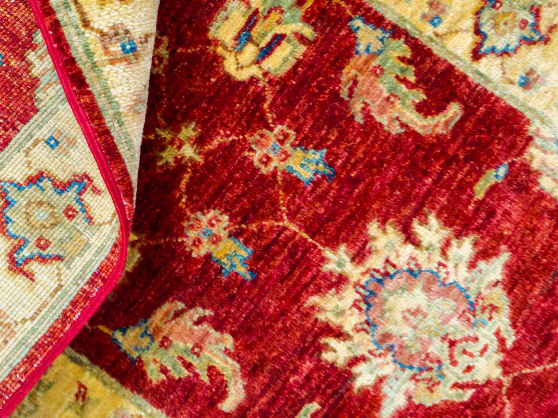 Handgeknüpfter Ziegler Farahan Läufer-Orientteppich von Khademi aus Wolle, rot, gold, beige. Klassisches Allover-Design. Traditionell von Hand geknüpft in Afghanistan. Größe: 153 cm x 60 cm. Teppichnummer: RB3-1048. Verkauf durch Jupiter Intl.