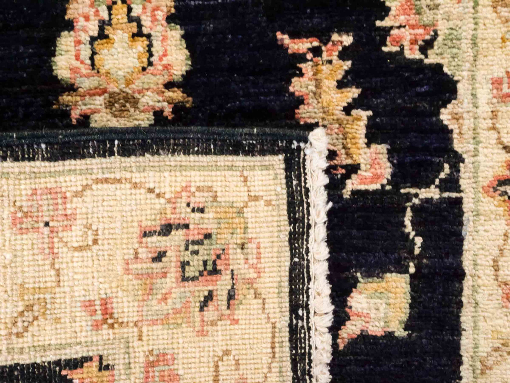 Handgeknüpfter Ziegler Farahan Läufer-Orientteppich von Khademi aus Wolle, schwarz, gold, beige. Klassisches Allover-Design. Von Hand geknüpft in Afghanistan. Größe: 181 cm x 63 cm. Teppichnummer: RB3-1042. Verkauf durch Jupiter Intl.