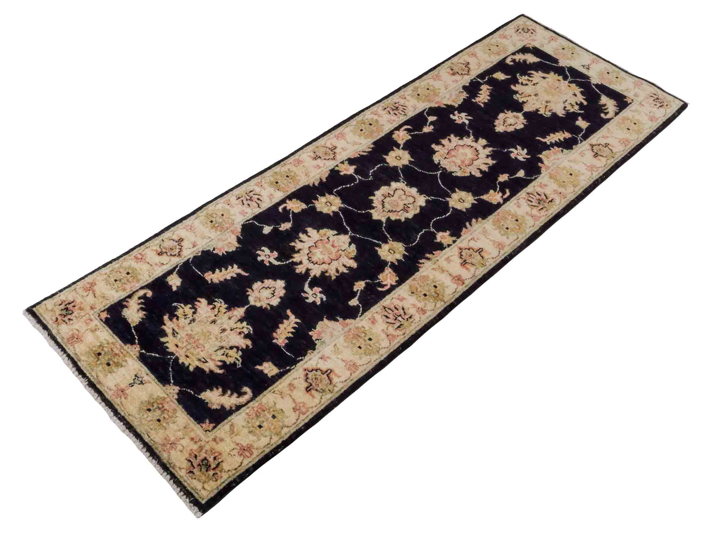 Handgeknüpfter Ziegler Farahan Läufer-Orientteppich von Khademi aus Wolle, schwarz, gold, beige. Klassisches Allover-Design. Von Hand geknüpft in Afghanistan. Größe: 181 cm x 63 cm. Teppichnummer: RB3-1042. Verkauf durch Jupiter Intl.