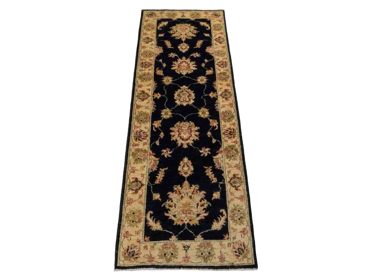 Handgeknüpfter Ziegler Farahan Läufer-Orientteppich von Khademi aus Wolle, schwarz, gold, beige. Klassisches Allover-Design. Von Hand geknüpft in Afghanistan. Größe: 181 cm x 63 cm. Teppichnummer: RB3-1042. Verkauf durch Jupiter Intl.