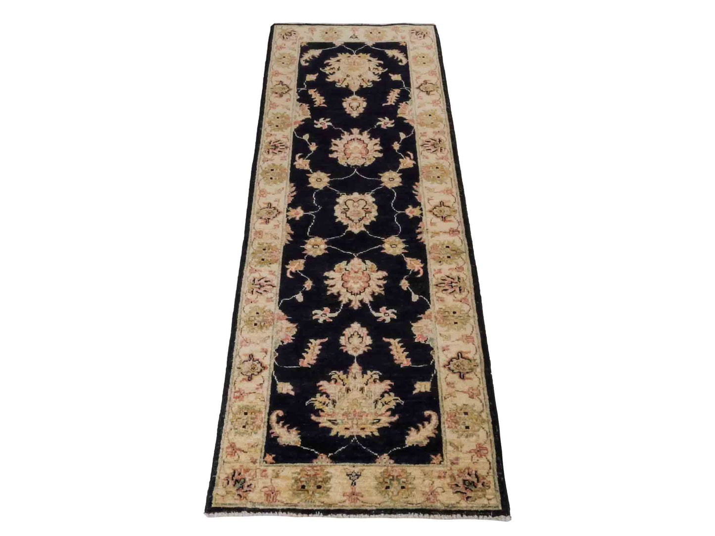 Handgeknüpfter Ziegler Farahan Läufer-Orientteppich von Khademi aus Wolle, schwarz, gold, beige. Klassisches Allover-Design. Von Hand geknüpft in Afghanistan. Größe: 181 cm x 63 cm. Teppichnummer: RB3-1042. Verkauf durch Jupiter Intl.