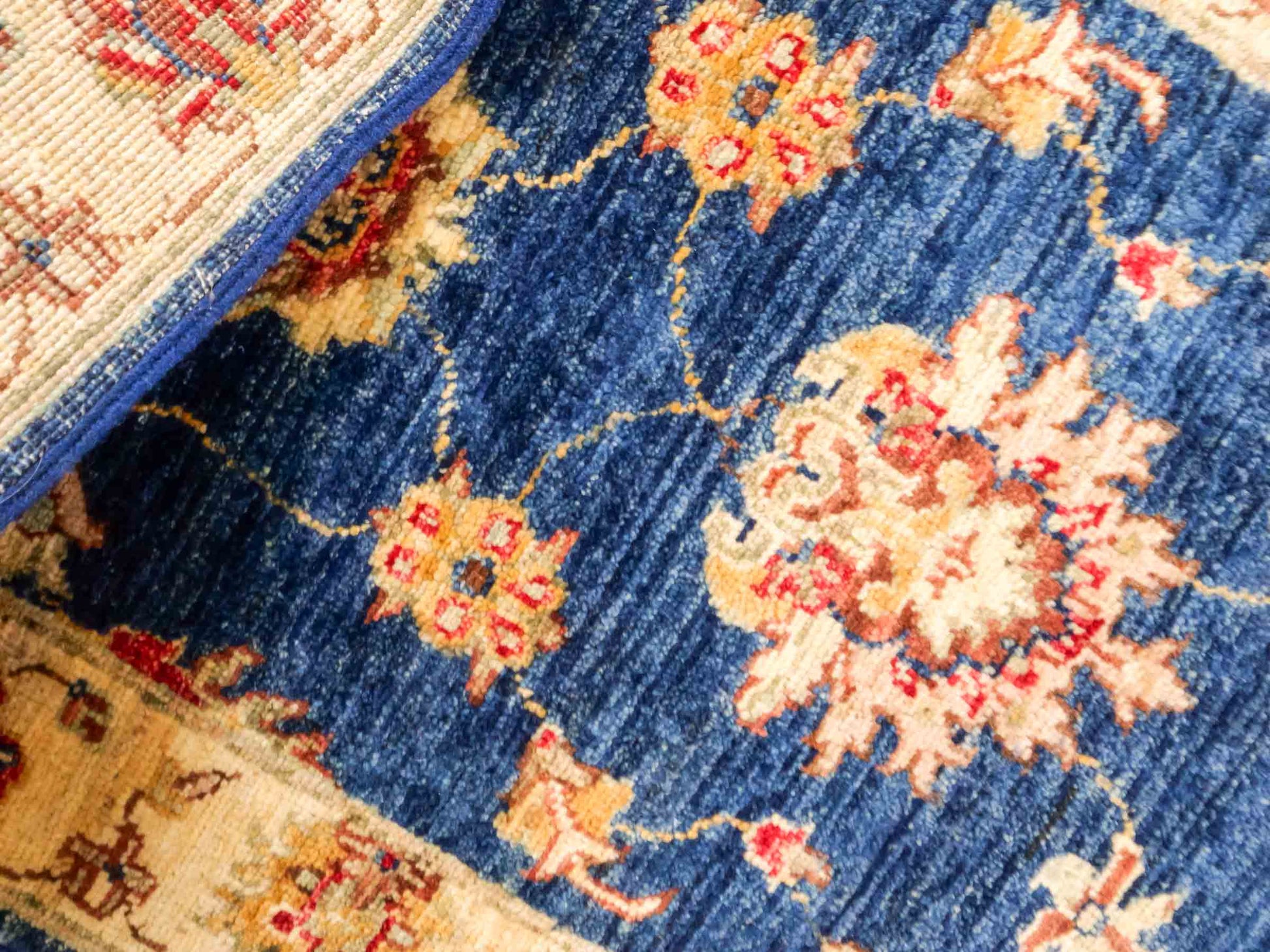 Handgeknüpfter Ziegler Farahan Läufer-Orientteppich von Khademi aus Wolle, blau, gold, beige. Klassisches Allover-Design. Traditionell von Hand geknüpft in Afghanistan. Größe: 197 cm x 62 cm. Teppichnummer: RB3-1023. Verkauf durch Jupiter Intl.
