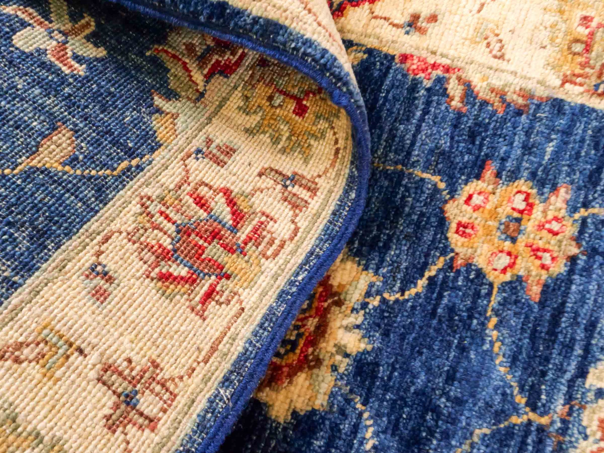 Handgeknüpfter Ziegler Farahan Läufer-Orientteppich von Khademi aus Wolle, blau, gold, beige. Klassisches Allover-Design. Traditionell von Hand geknüpft in Afghanistan. Größe: 197 cm x 62 cm. Teppichnummer: RB3-1023. Verkauf durch Jupiter Intl.