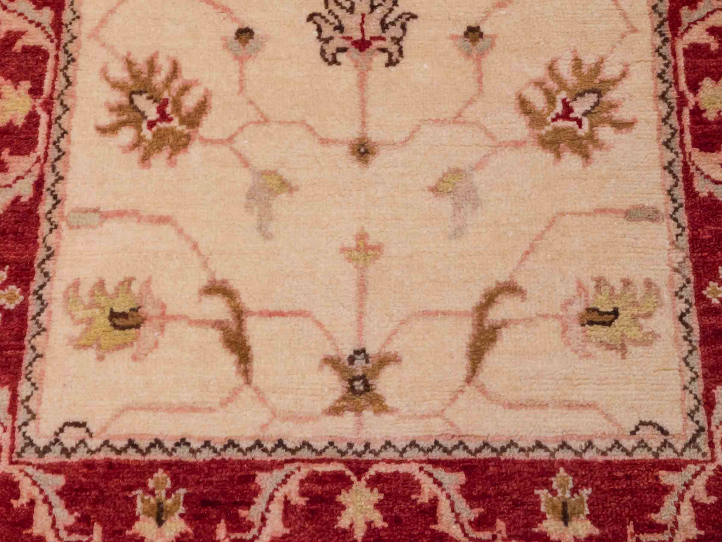 Handgeknüpfter Ziegler Farahan Läufer-Orientteppich von Khademi aus Wolle, beige, gold, rot. Klassisches Allover-Design. Traditionell von Hand geknüpft in Afghanistan. Größe: 285 cm x 77 cm. Teppichnummer: SB3-1168 | Jupiter Intl.
