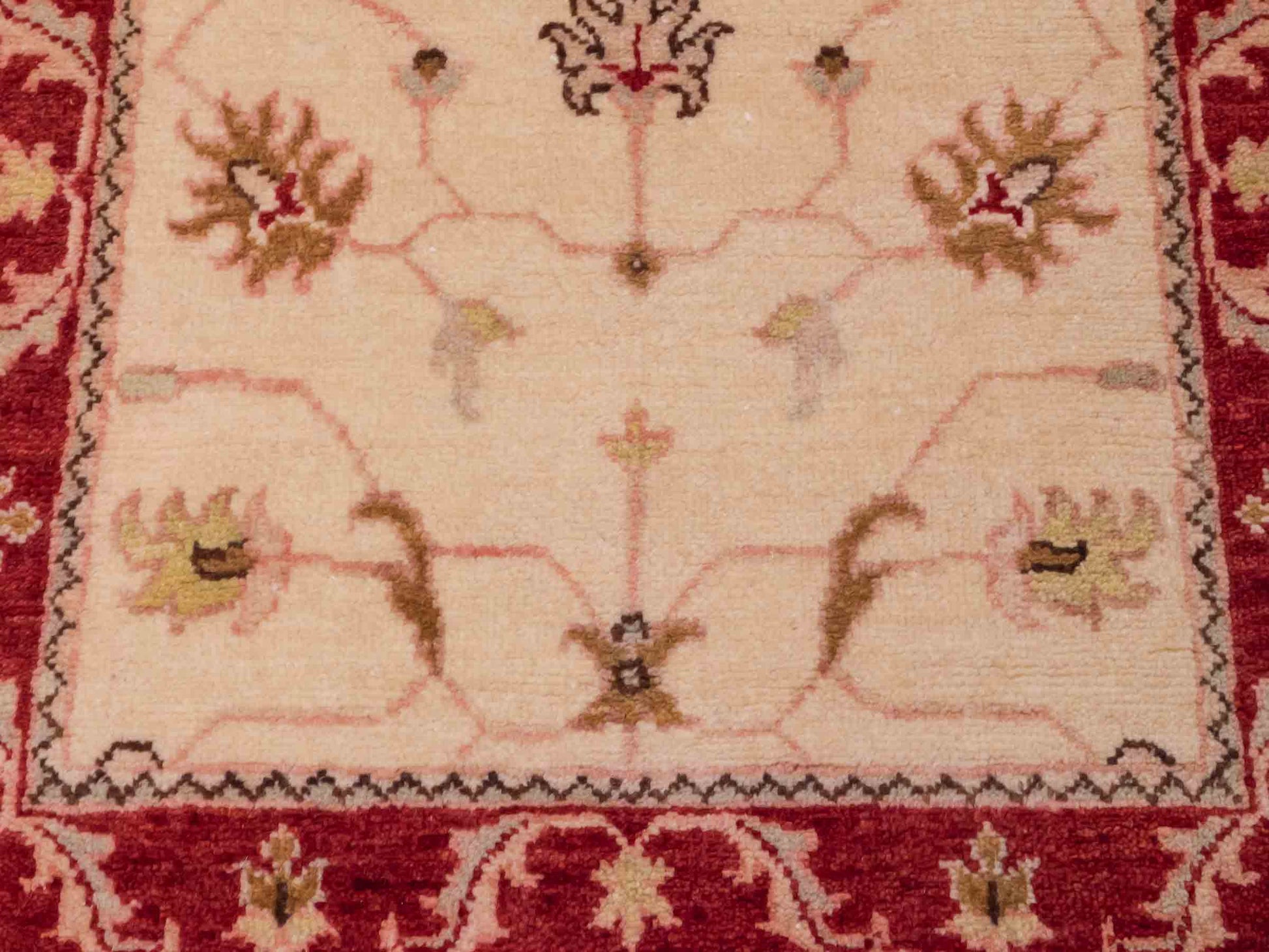 Handgeknüpfter Ziegler Farahan Läufer-Orientteppich von Khademi aus Wolle, beige, gold, rot. Klassisches Allover-Design. Traditionell von Hand geknüpft in Afghanistan. Größe: 285 cm x 77 cm. Teppichnummer: SB3-1168 | Jupiter Intl.