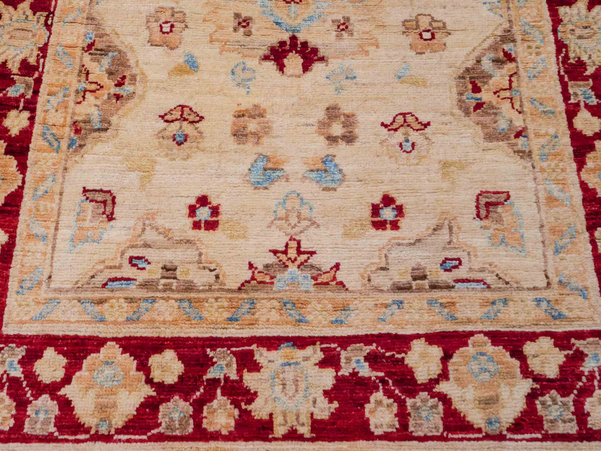 Handgeknüpfter Ziegler Farahan Läufer-Orientteppich von Khademi aus Wolle, beige, gold, rot. Klassisches Allover-Design. Traditionell von Hand geknüpft in Afghanistan. Größe: 302 cm x 81 cm. Teppichnummer: SB3-1167 | Jupiter Intl.