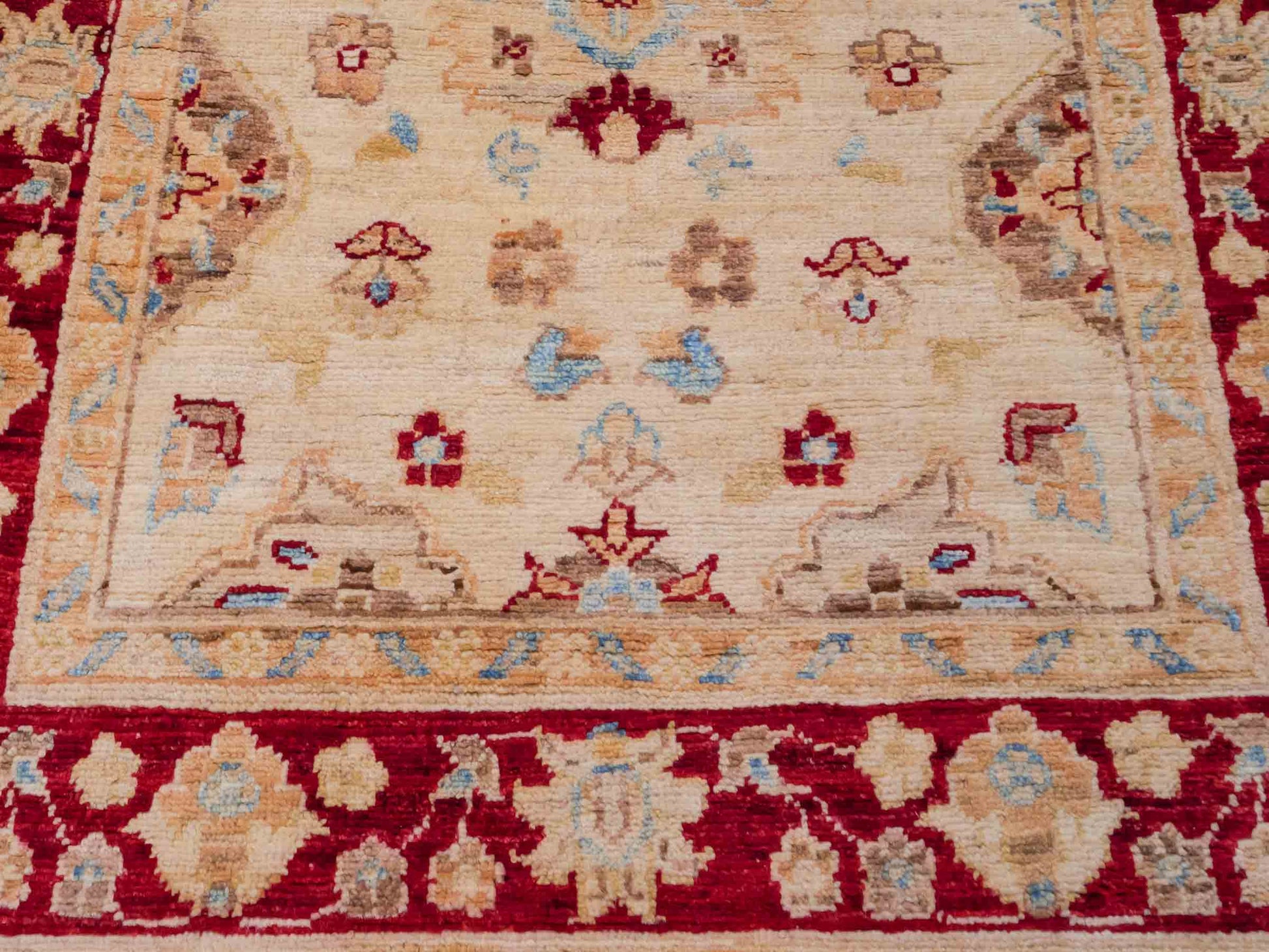 Handgeknüpfter Ziegler Farahan Läufer-Orientteppich von Khademi aus Wolle, beige, gold, rot. Klassisches Allover-Design. Traditionell von Hand geknüpft in Afghanistan. Größe: 302 cm x 81 cm. Teppichnummer: SB3-1167 | Jupiter Intl.