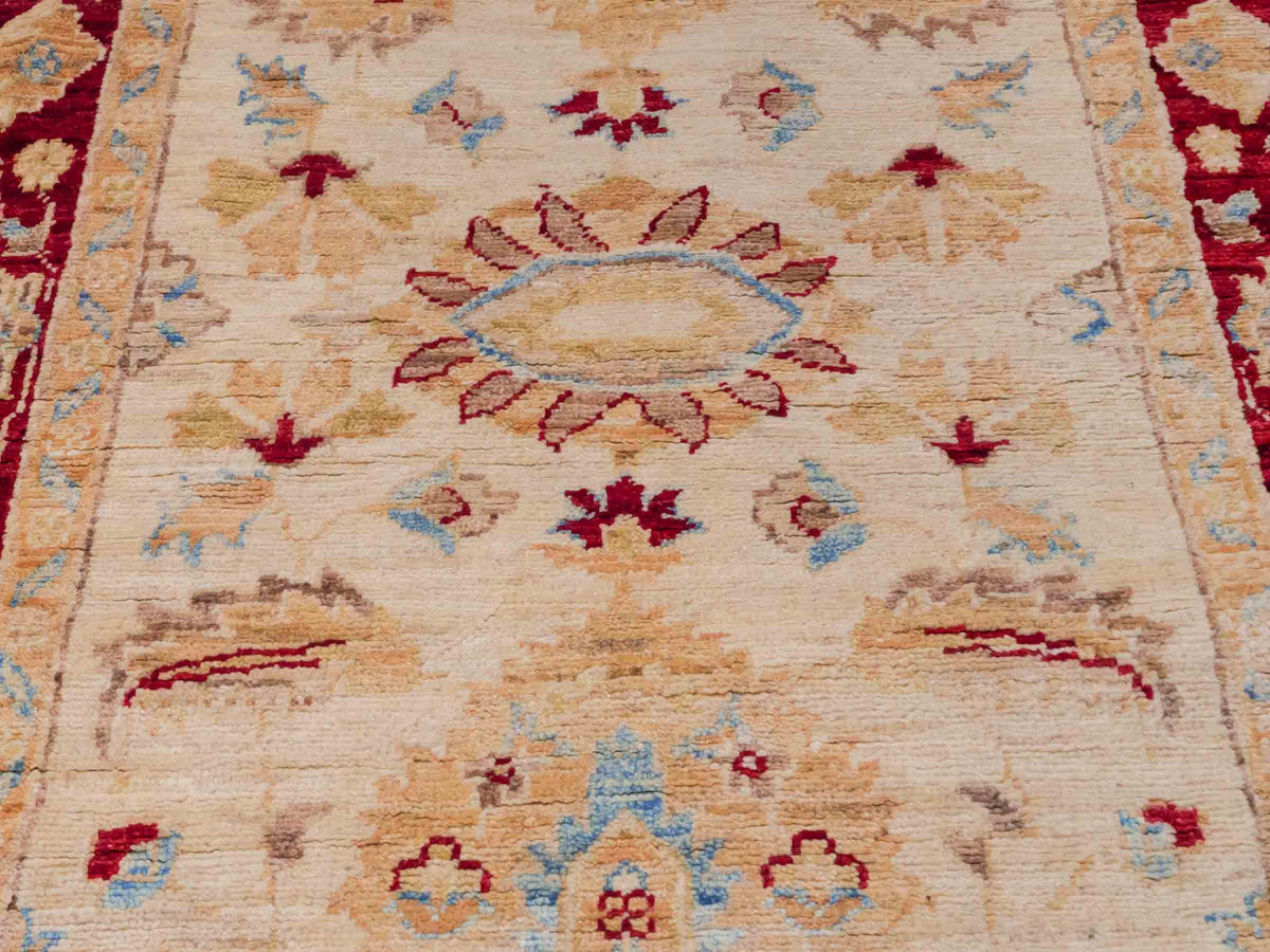 Handgeknüpfter Ziegler Farahan Läufer-Orientteppich von Khademi aus Wolle, beige, gold, rot. Klassisches Allover-Design. Traditionell von Hand geknüpft in Afghanistan. Größe: 302 cm x 81 cm. Teppichnummer: SB3-1167 | Jupiter Intl.