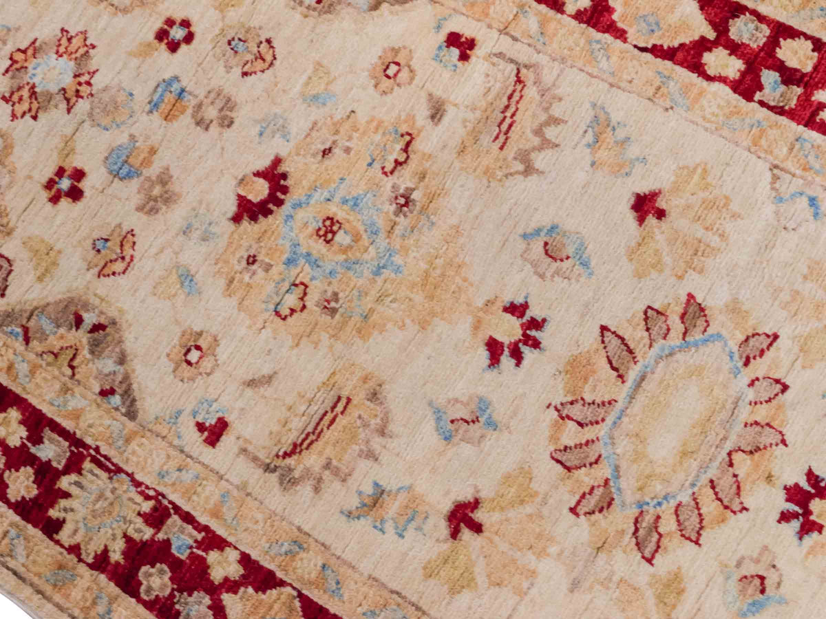 Handgeknüpfter Ziegler Farahan Läufer-Orientteppich von Khademi aus Wolle, beige, gold, rot. Klassisches Allover-Design. Traditionell von Hand geknüpft in Afghanistan. Größe: 302 cm x 81 cm. Teppichnummer: SB3-1167 | Jupiter Intl.