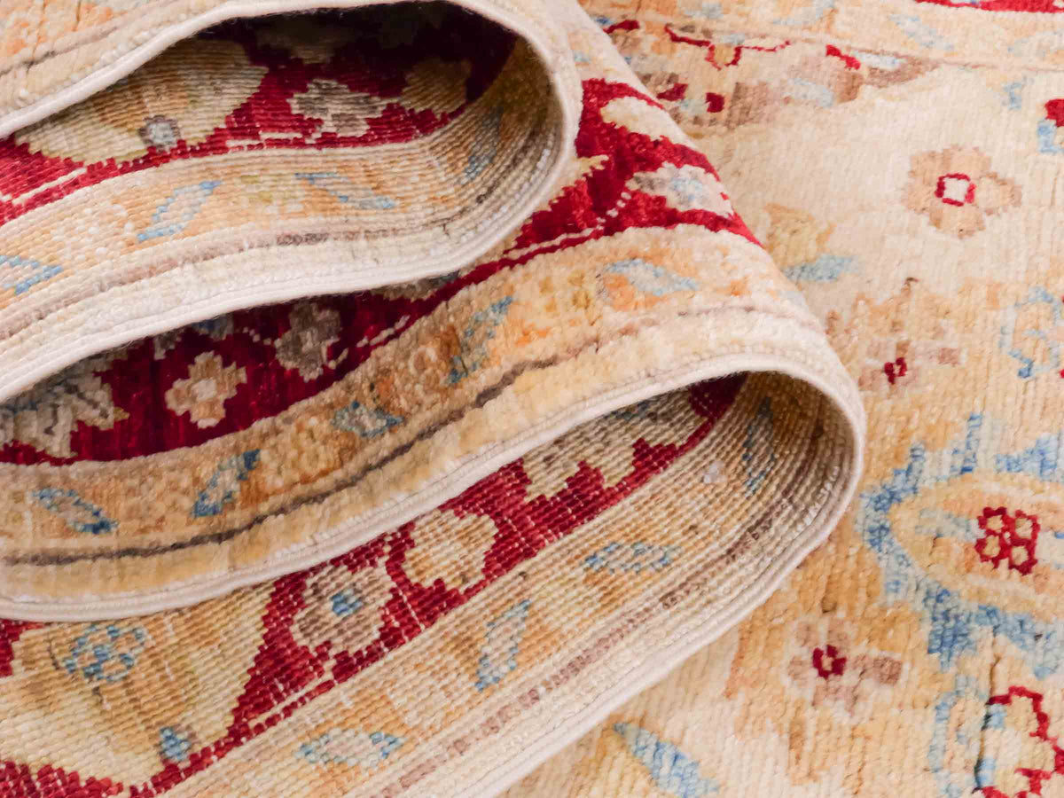 Handgeknüpfter Ziegler Farahan Läufer-Orientteppich von Khademi aus Wolle, beige, gold, rot. Klassisches Allover-Design. Traditionell von Hand geknüpft in Afghanistan. Größe: 302 cm x 81 cm. Teppichnummer: SB3-1167 | Jupiter Intl.