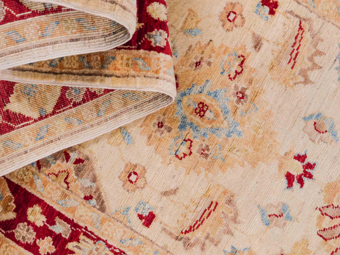 Handgeknüpfter Ziegler Farahan Läufer-Orientteppich von Khademi aus Wolle, beige, gold, rot. Klassisches Allover-Design. Traditionell von Hand geknüpft in Afghanistan. Größe: 302 cm x 81 cm. Teppichnummer: SB3-1167 | Jupiter Intl.