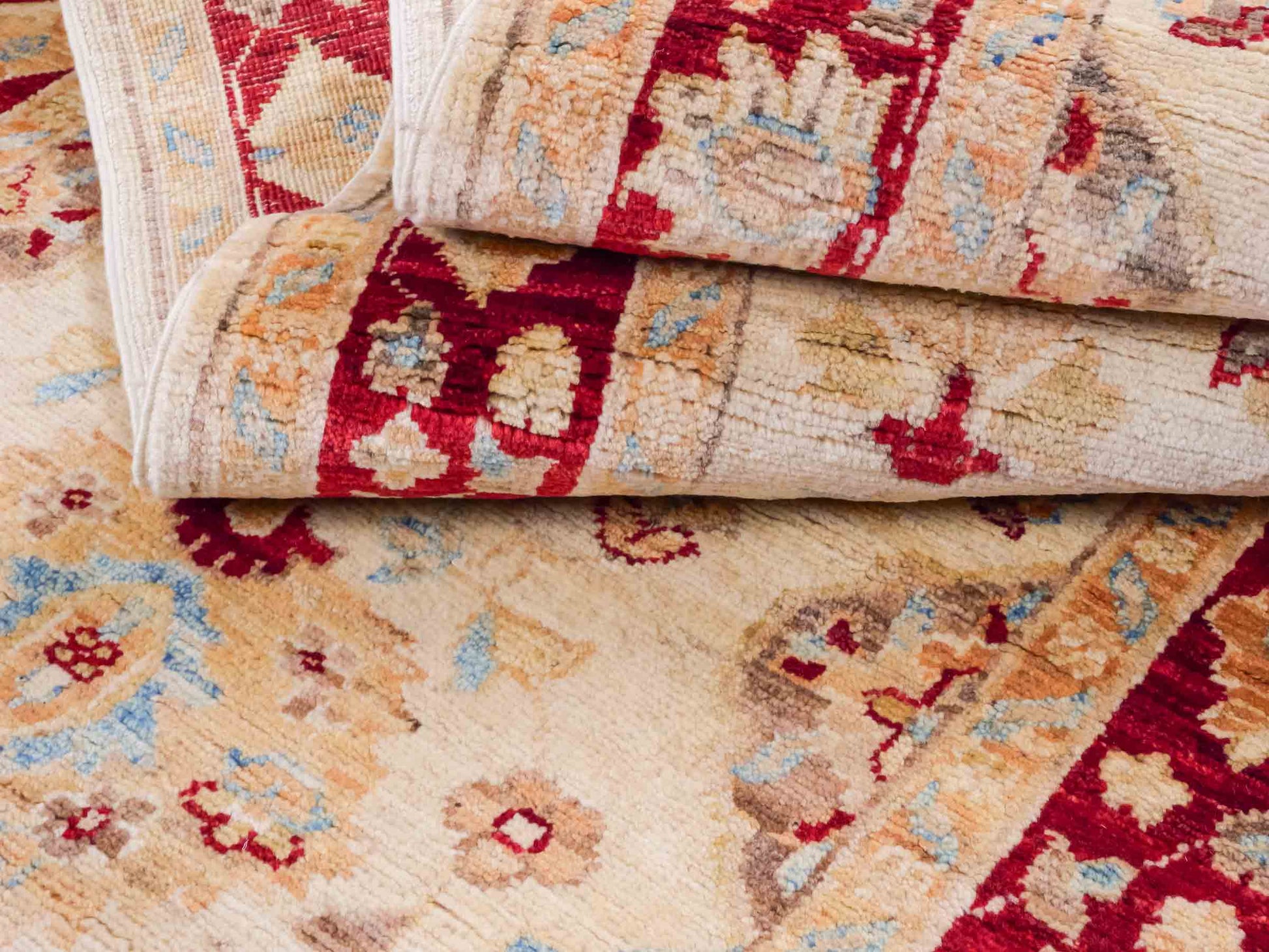 Handgeknüpfter Ziegler Farahan Läufer-Orientteppich von Khademi aus Wolle, beige, gold, rot. Klassisches Allover-Design. Traditionell von Hand geknüpft in Afghanistan. Größe: 302 cm x 81 cm. Teppichnummer: SB3-1167 | Jupiter Intl.