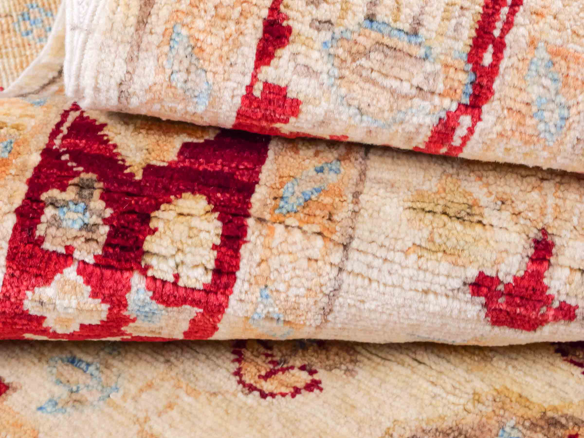 Handgeknüpfter Ziegler Farahan Läufer-Orientteppich von Khademi aus Wolle, beige, gold, rot. Klassisches Allover-Design. Traditionell von Hand geknüpft in Afghanistan. Größe: 302 cm x 81 cm. Teppichnummer: SB3-1167 | Jupiter Intl.