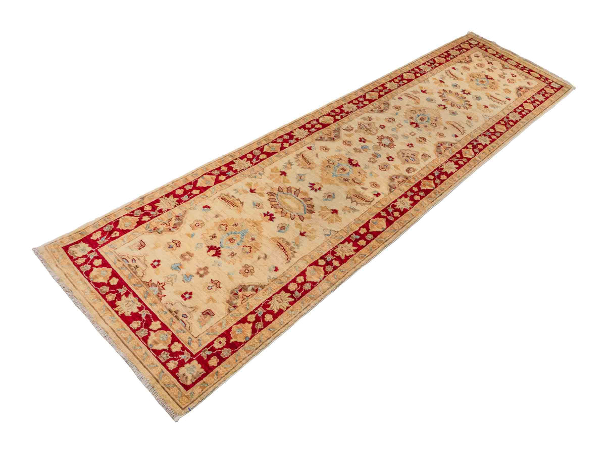 Handgeknüpfter Ziegler Farahan Läufer-Orientteppich von Khademi aus Wolle, beige, gold, rot. Klassisches Allover-Design. Traditionell von Hand geknüpft in Afghanistan. Größe: 302 cm x 81 cm. Teppichnummer: SB3-1167 | Jupiter Intl.
