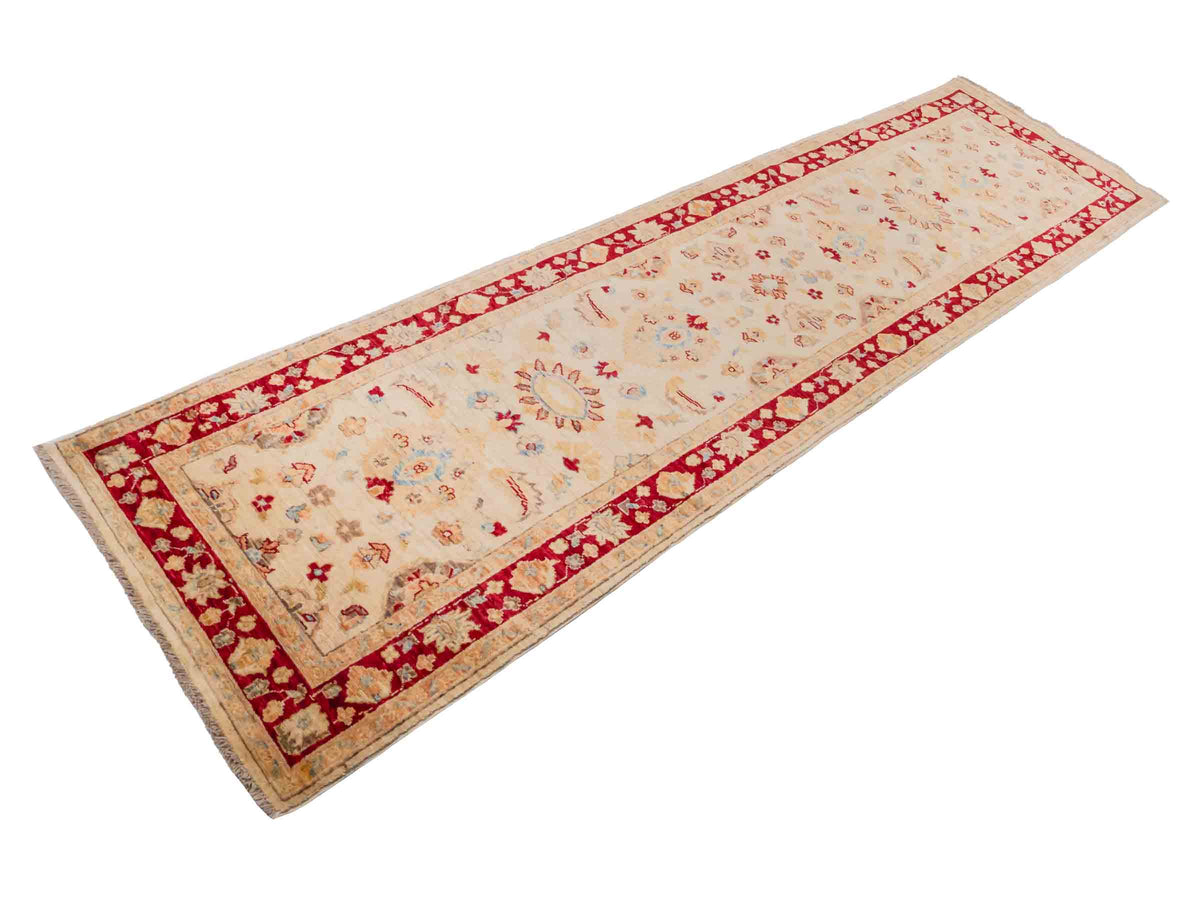 Handgeknüpfter Ziegler Farahan Läufer-Orientteppich von Khademi aus Wolle, beige, gold, rot. Klassisches Allover-Design. Traditionell von Hand geknüpft in Afghanistan. Größe: 302 cm x 81 cm. Teppichnummer: SB3-1167 | Jupiter Intl.