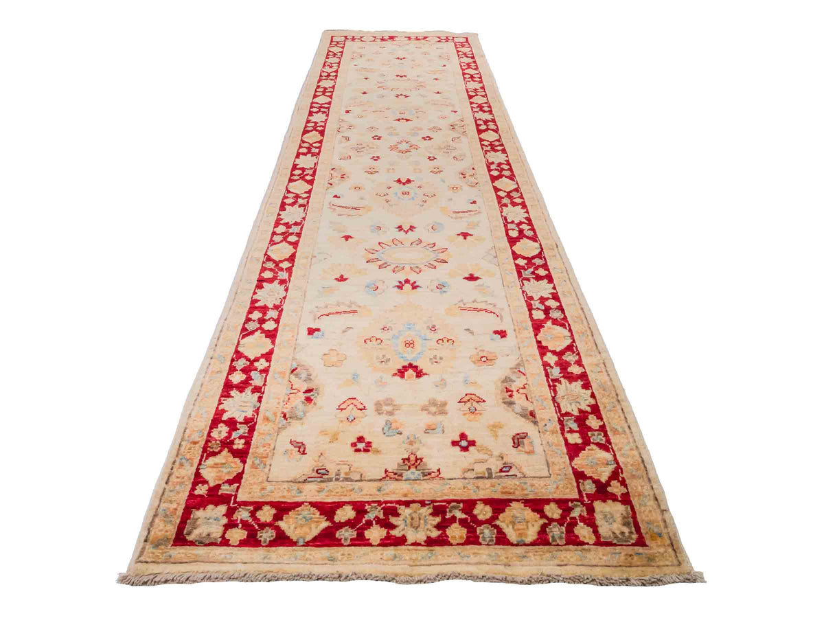 Handgeknüpfter Ziegler Farahan Läufer-Orientteppich von Khademi aus Wolle, beige, gold, rot. Klassisches Allover-Design. Traditionell von Hand geknüpft in Afghanistan. Größe: 302 cm x 81 cm. Teppichnummer: SB3-1167 | Jupiter Intl.