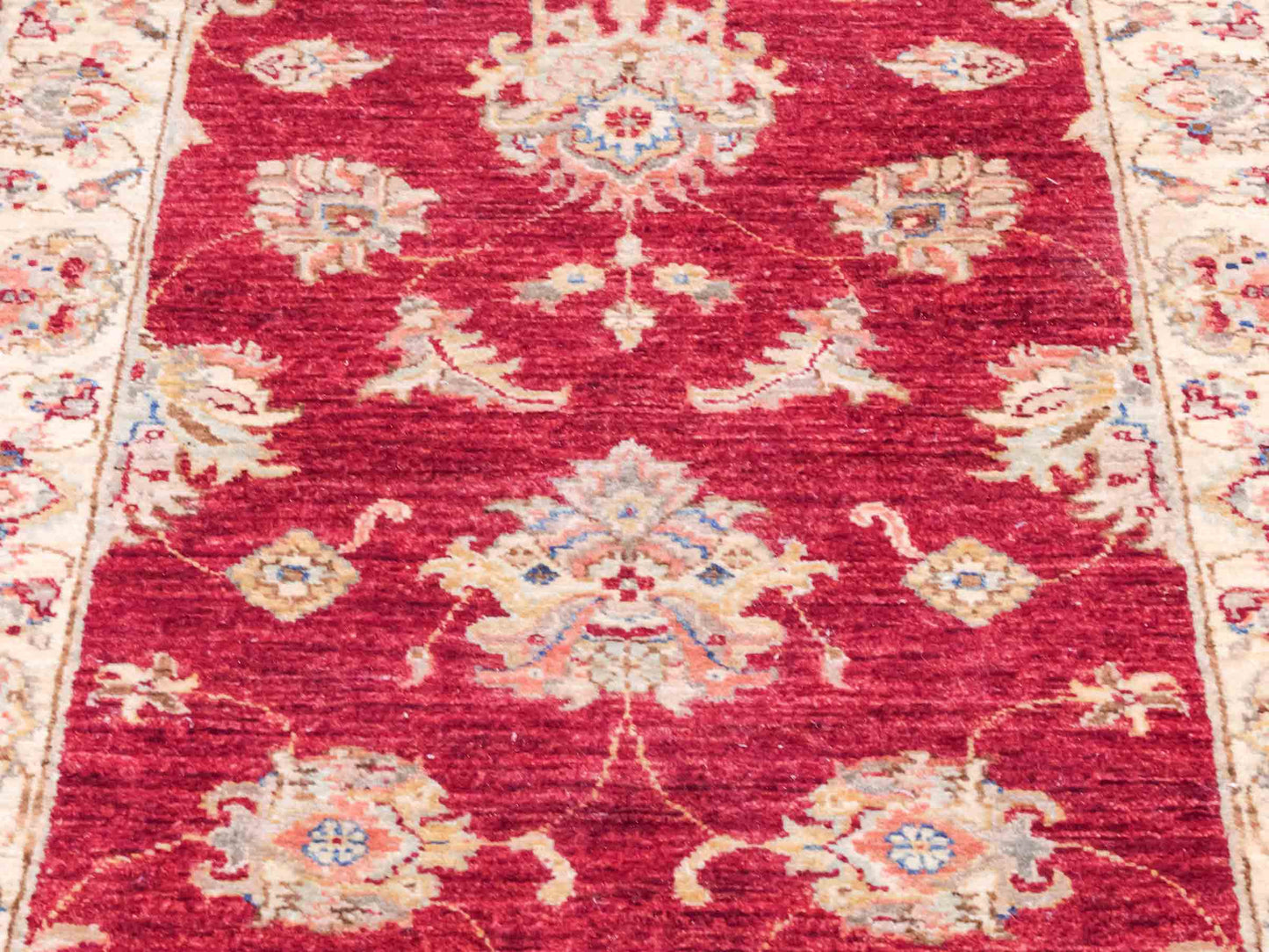 Handgeknüpfter Ziegler Farahan Läufer-Orientteppich von Khademi aus Wolle, rot, beige, gold. Klassisches Allover-Design. Traditionell von Hand geknüpft in Afghanistan. Größe: 313 cm x 84 cm. Teppichnummer: SB3-1169 | Jupiter Intl.