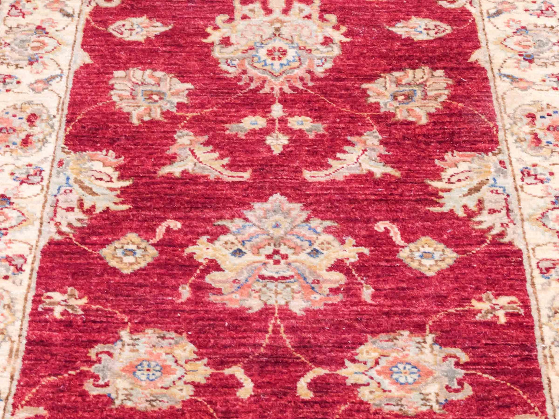 Handgeknüpfter Ziegler Farahan Läufer-Orientteppich von Khademi aus Wolle, rot, beige, gold. Klassisches Allover-Design. Traditionell von Hand geknüpft in Afghanistan. Größe: 313 cm x 84 cm. Teppichnummer: SB3-1169 | Jupiter Intl.