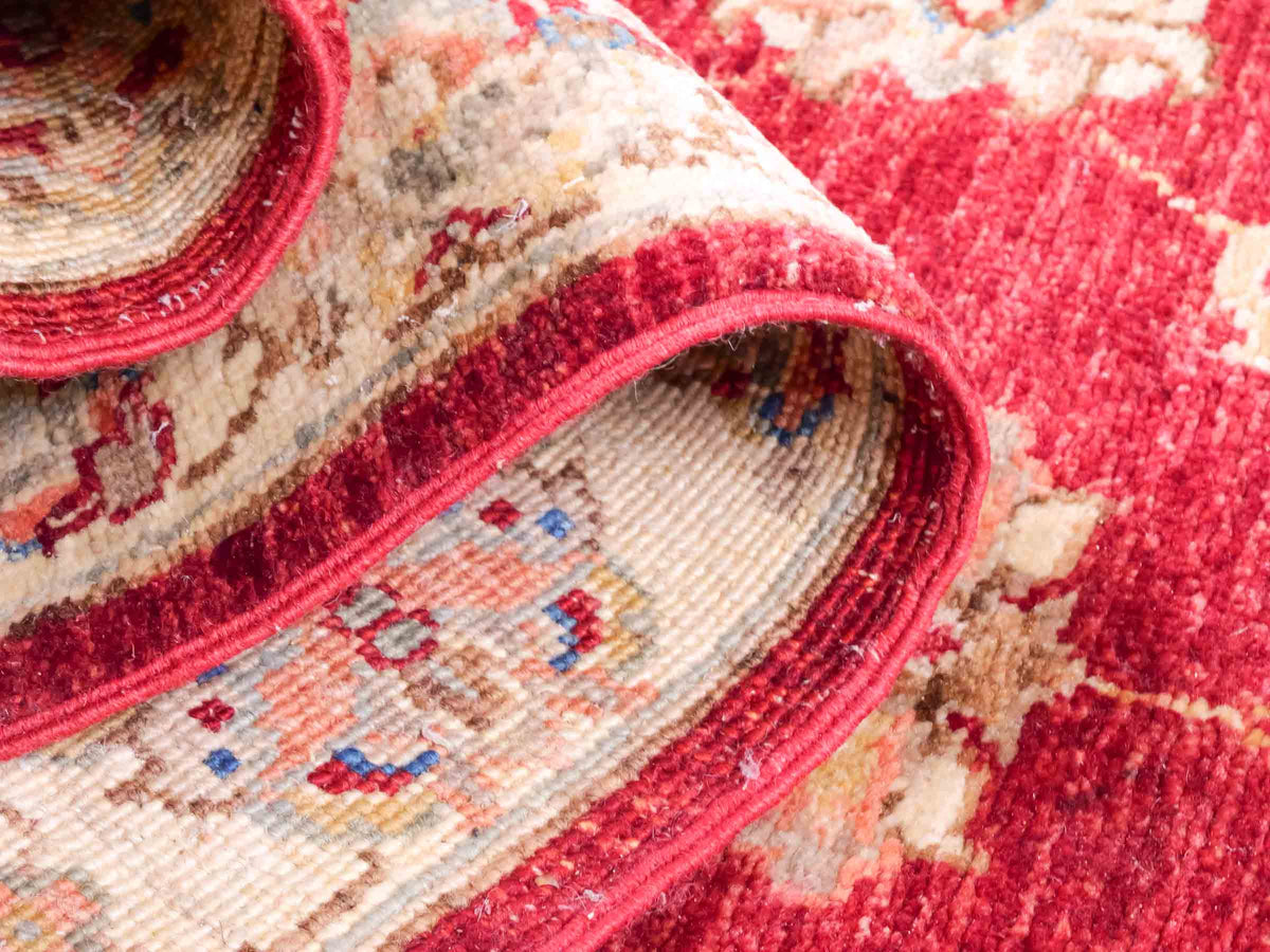Handgeknüpfter Ziegler Farahan Läufer-Orientteppich von Khademi aus Wolle, rot, beige, gold. Klassisches Allover-Design. Traditionell von Hand geknüpft in Afghanistan. Größe: 313 cm x 84 cm. Teppichnummer: SB3-1169 | Jupiter Intl.