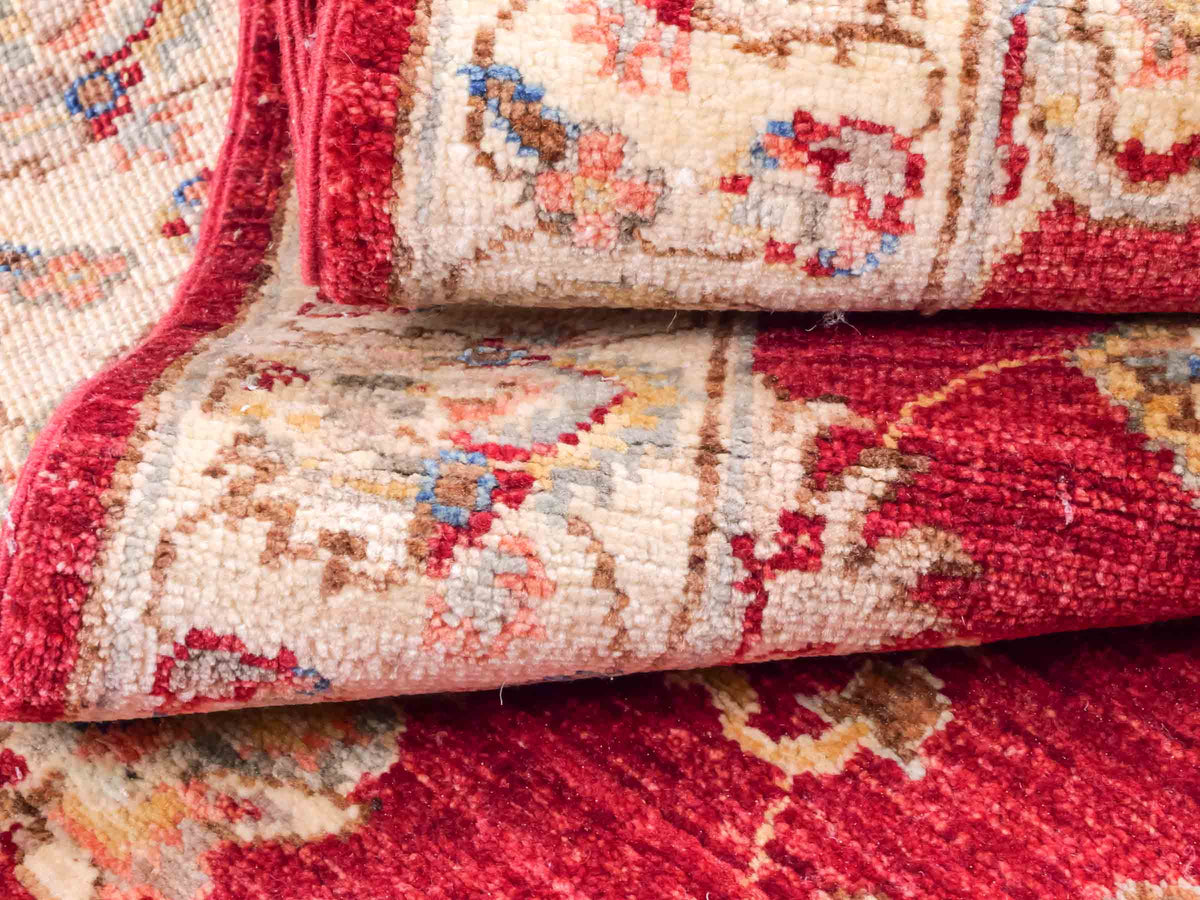 Handgeknüpfter Ziegler Farahan Läufer-Orientteppich von Khademi aus Wolle, rot, beige, gold. Klassisches Allover-Design. Traditionell von Hand geknüpft in Afghanistan. Größe: 313 cm x 84 cm. Teppichnummer: SB3-1169 | Jupiter Intl.