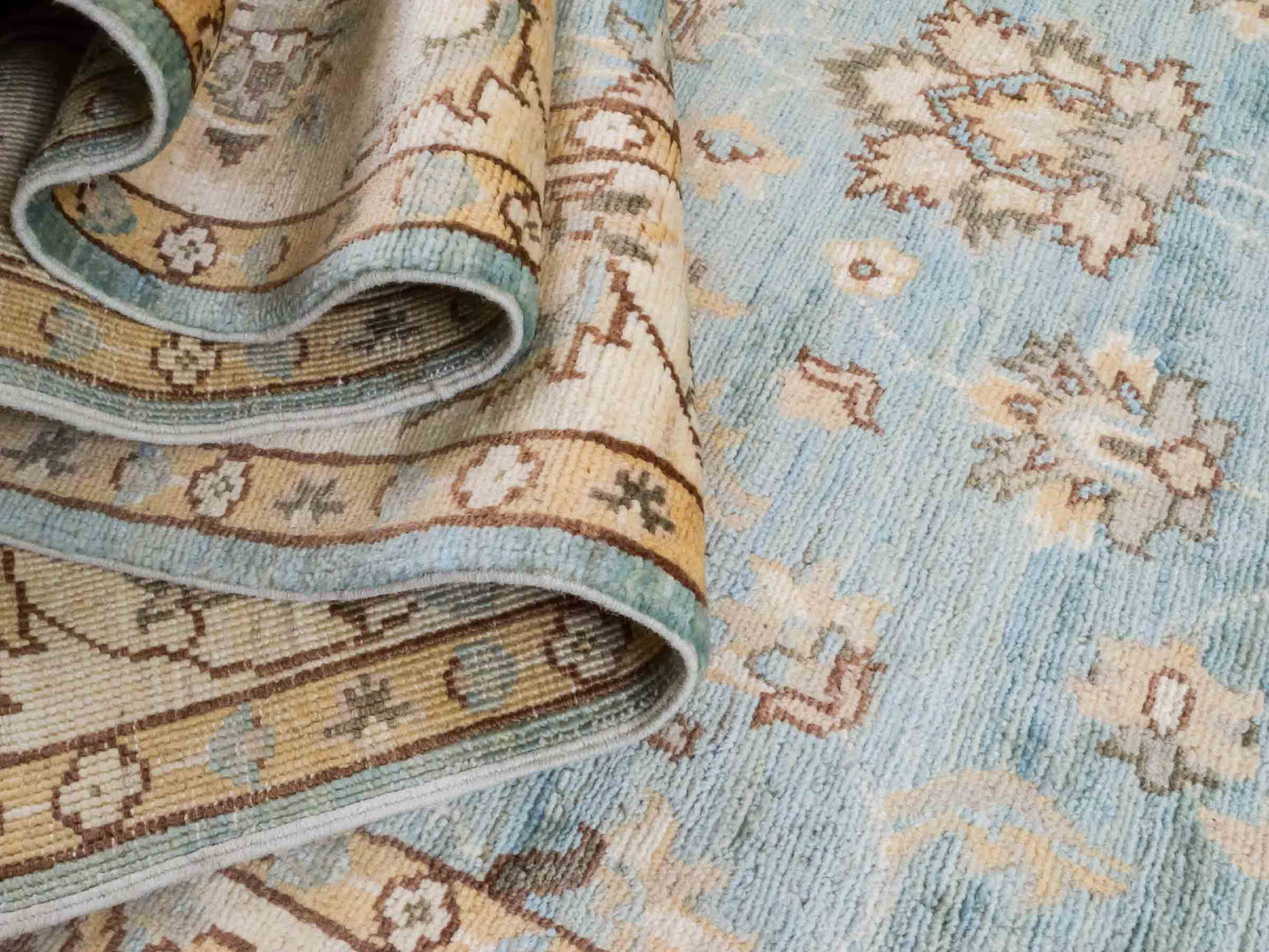 Handgeknüpfter Ziegler Farahan Läufer-Orientteppich von Khademi aus Wolle, blau, beige, gold. Klassisches Allover-Design. Traditionell von Hand geknüpft in Afghanistan. Größe: 338 cm x 121 cm. Teppichnummer: RB3-1031. Verkauf durch Jupiter Intl.